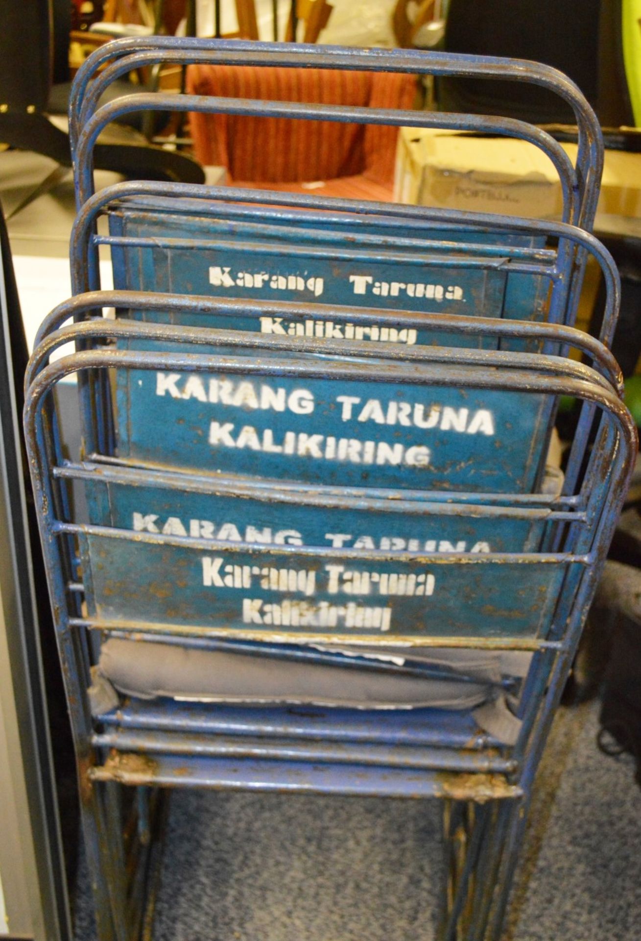 7 x Vintage Rustic Metal Chairs - Dimensions: W33 x D43 x H80cm - Also Includes 5 x Seat Cushions - Image 4 of 4