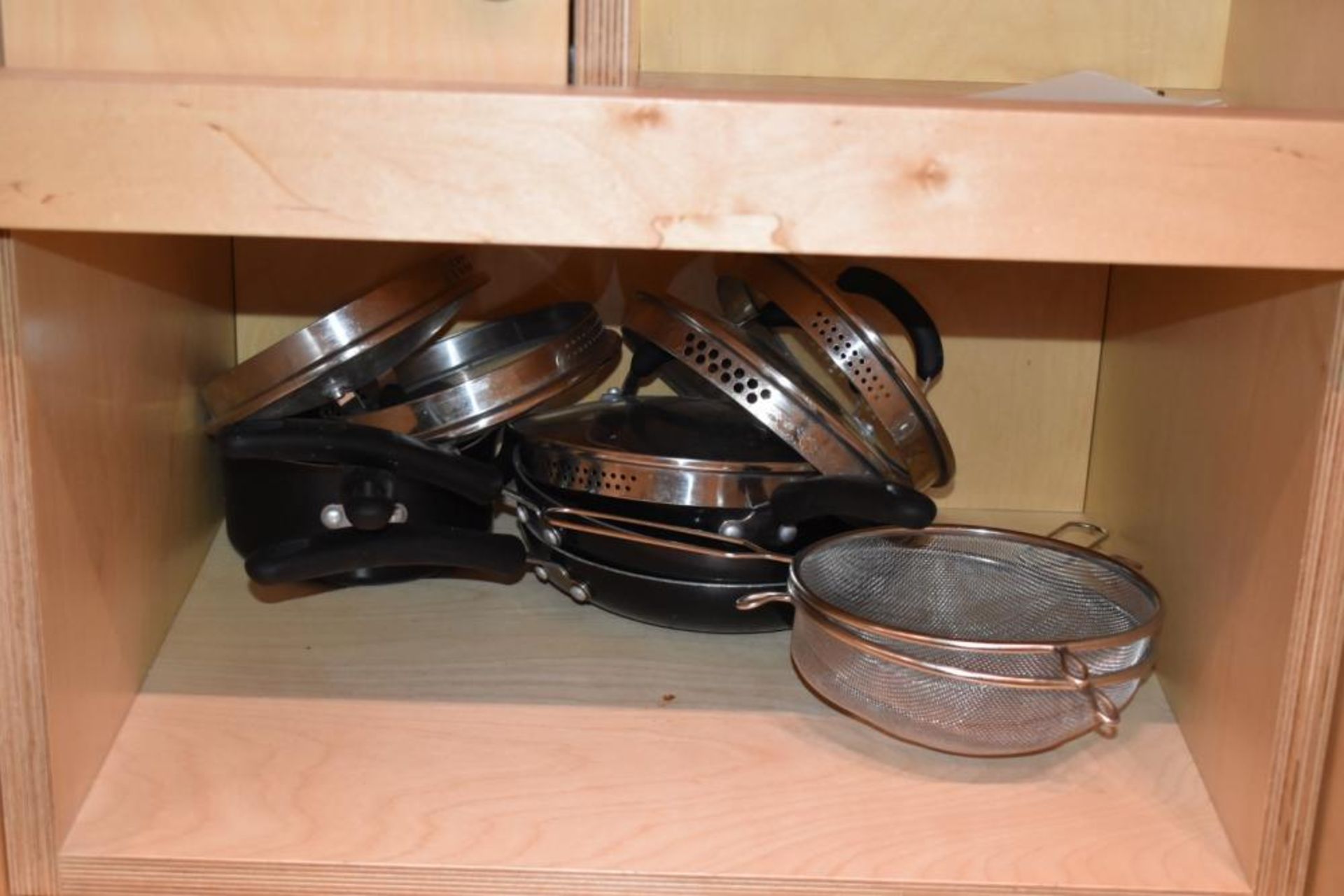 Large Collection of Kitchen Accessories Including Pans, Tubs, Bowls, Knife Set and Utensils etc - - Image 8 of 19