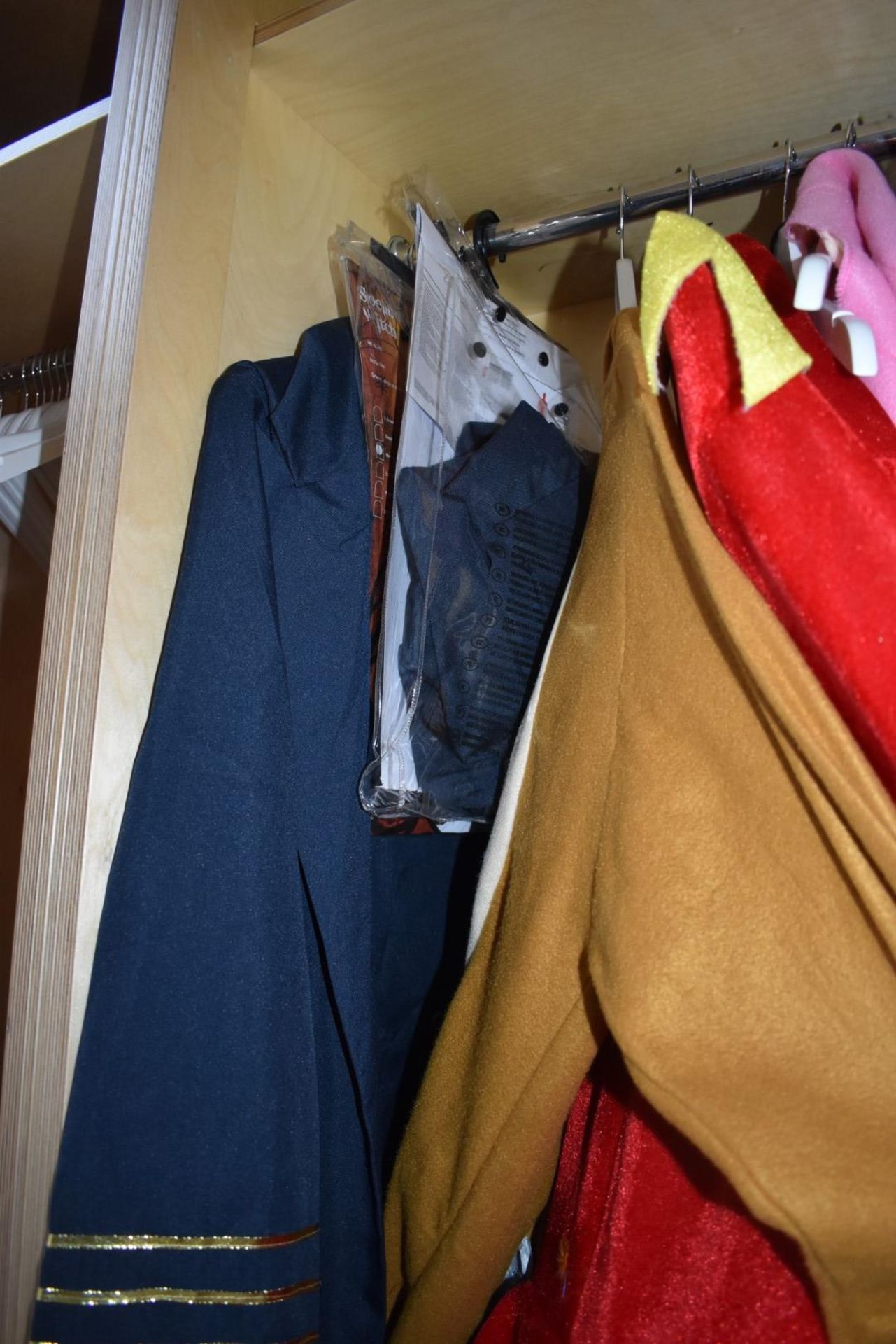 1 x Selection of Dressing Up / Fancy Dress Costumes - CL489 - Location: Putney, London, SW15 - Image 4 of 6