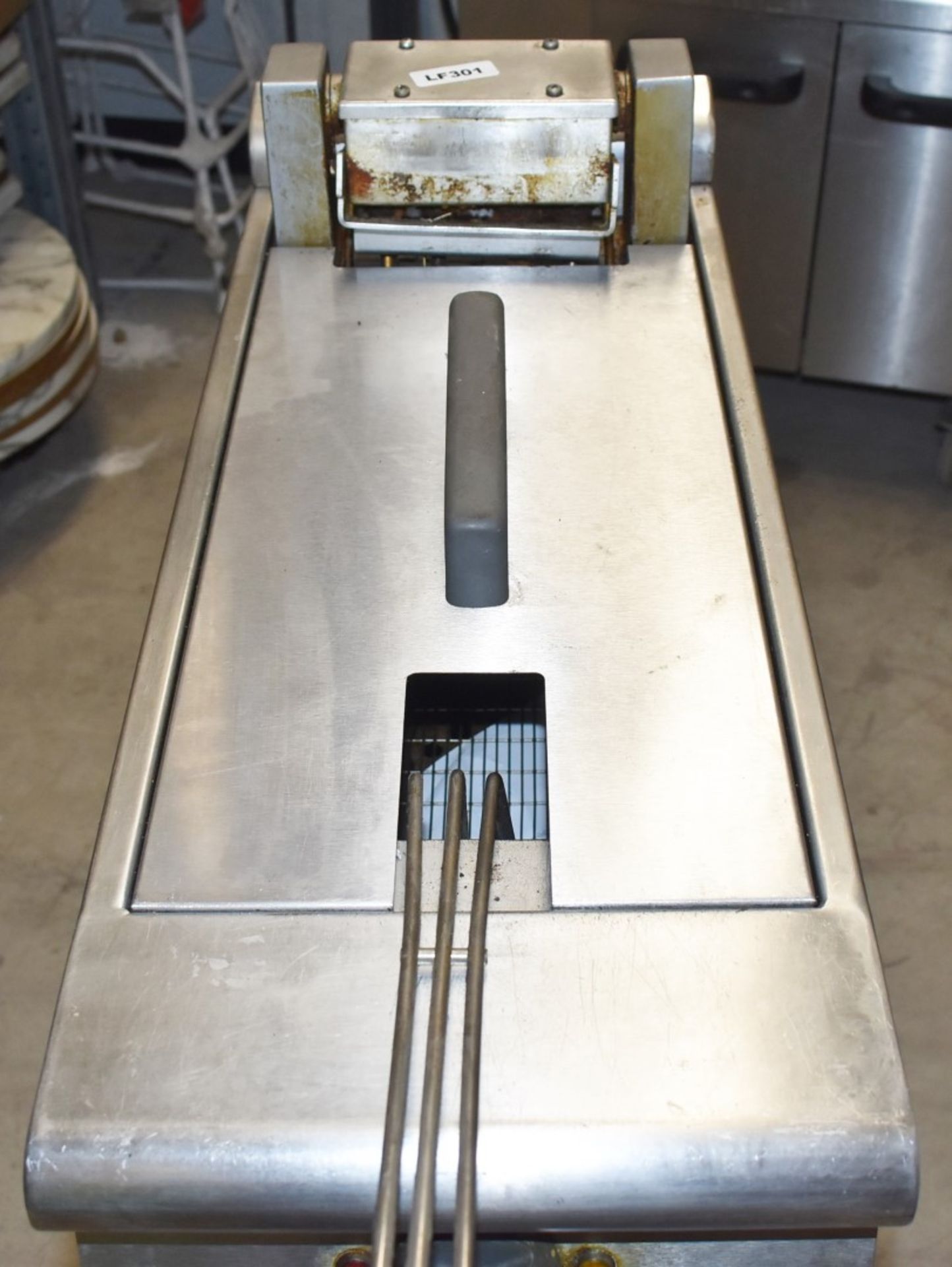 1 x Falcon Single Tank Electric 3 Phase Fryer With Frying Basket - H90 x W30 x D77 cms - CL232 - Ref - Image 2 of 5