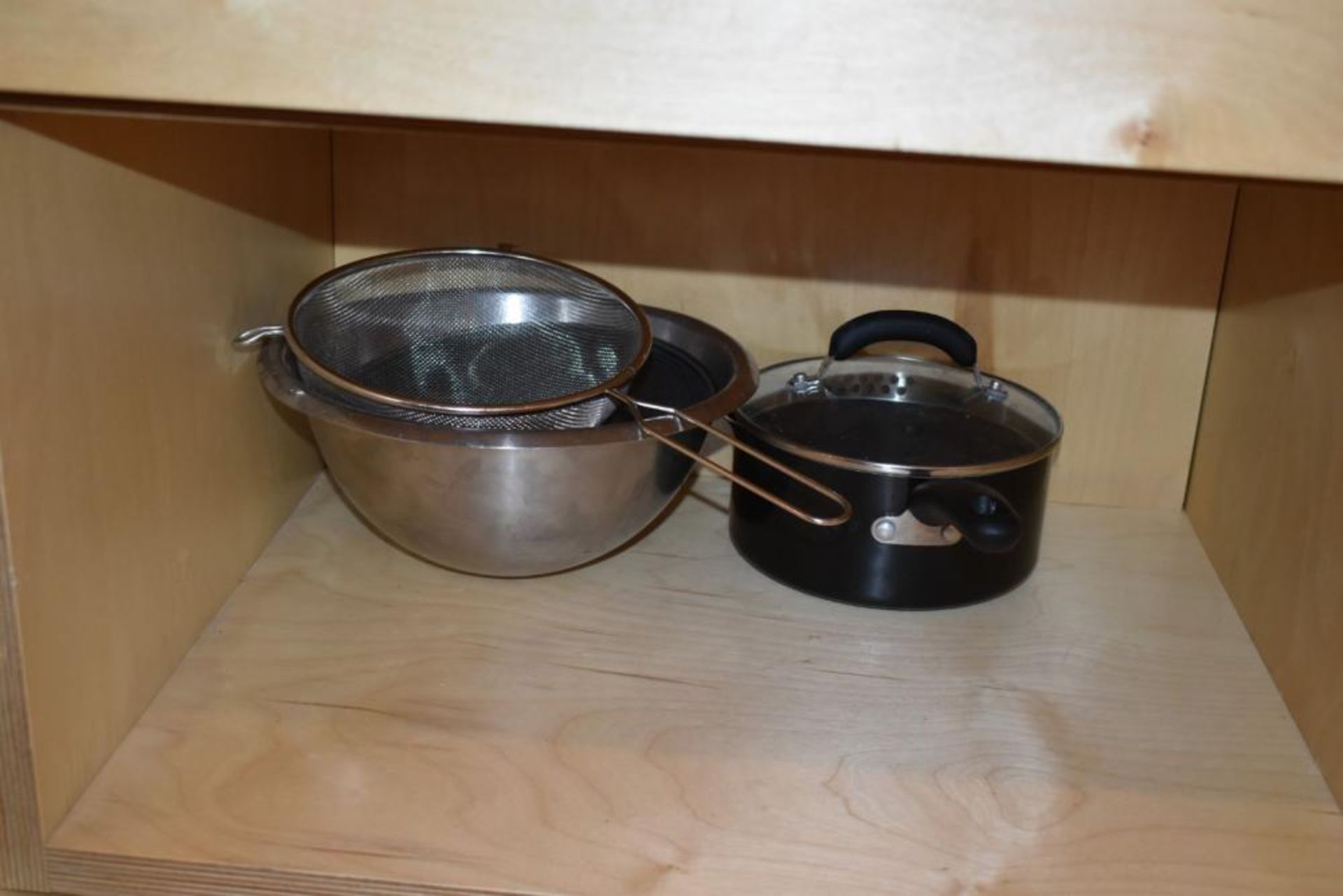 Large Collection of Kitchen Accessories Including Pans, Tubs, Bowls, Knife Set and Utensils etc - - Image 7 of 19