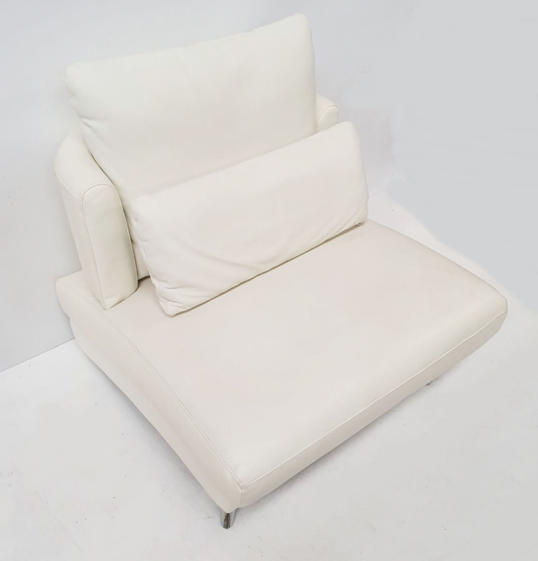 1 x Leather Lounge Chair in Cream - CL380 - Ref: H580 - Location Altrincham WA14 - NO VAT - Image 8 of 13