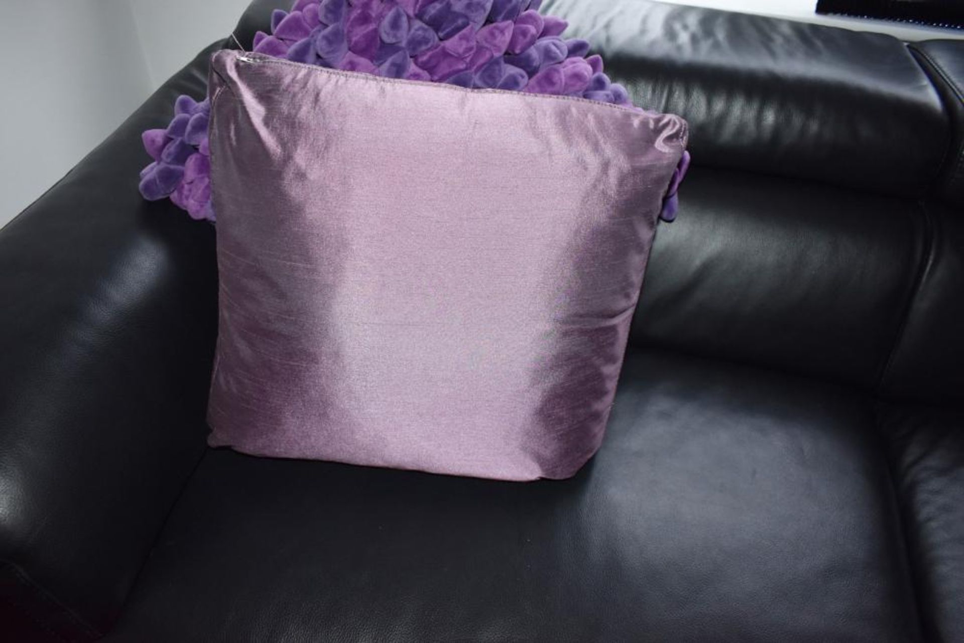 1 x Italsofa by Natuzzi Black Leather Sofa with 2 Purple DreamWeavers Cushions - CL469 - No VAT - Image 8 of 9