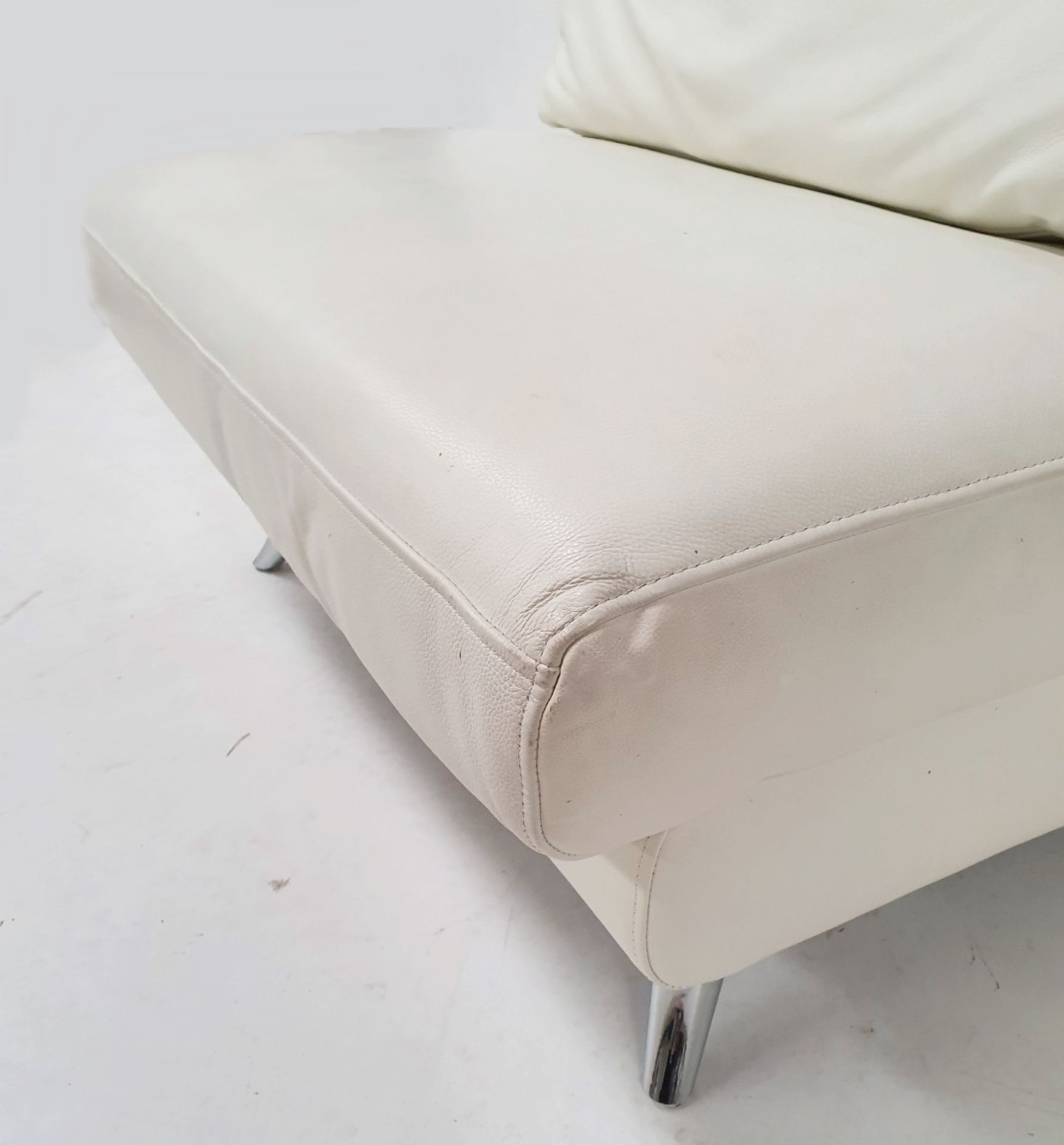 1 x Leather Lounge Chair in Cream - CL380 - Ref: H580 - Location Altrincham WA14 - NO VAT - Image 2 of 13