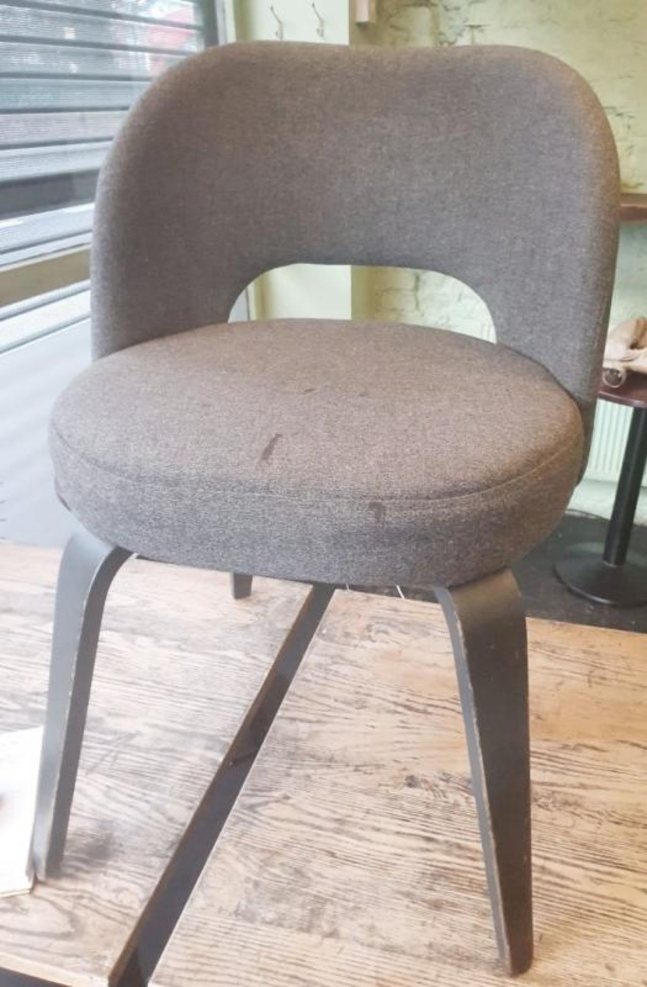 1 x Stylish Chair Upholstered In A Light Grey Fabric - Recently Taken From A Contemporary Caribbean - Bild 3 aus 6