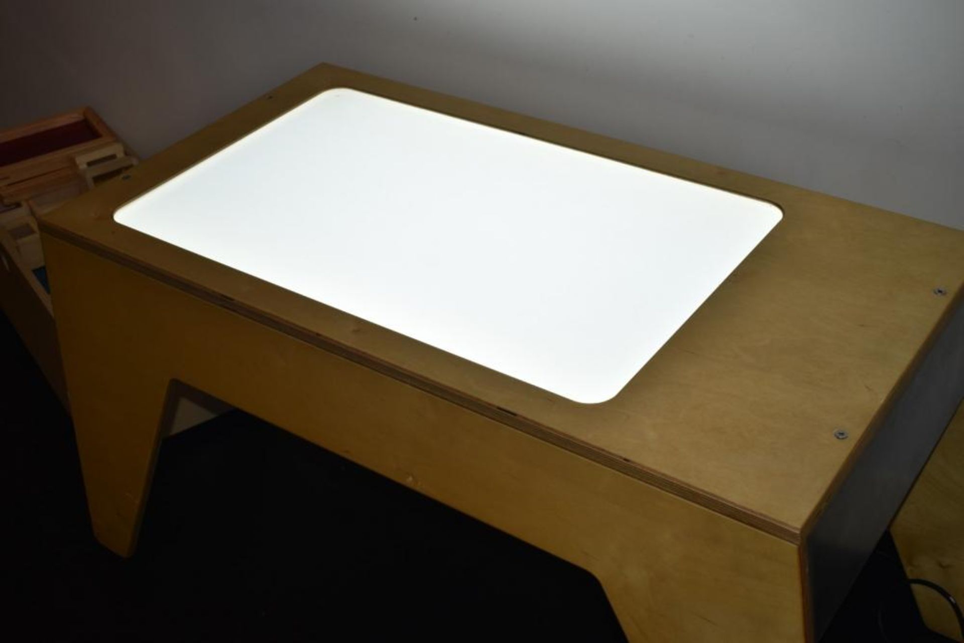 1 x Childrens Light Box Table - CL489 - Location: Putney, London, SW15 - Image 2 of 3