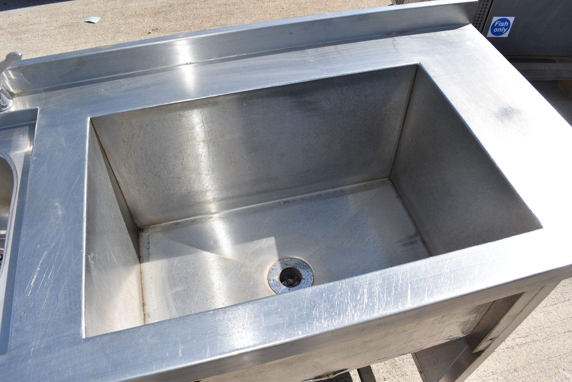 1 x Stainless Steel Wash Basin Unit For Commercial Kitchens - H87 x W117 x D53 cms - CL282 - Ref - Image 3 of 8
