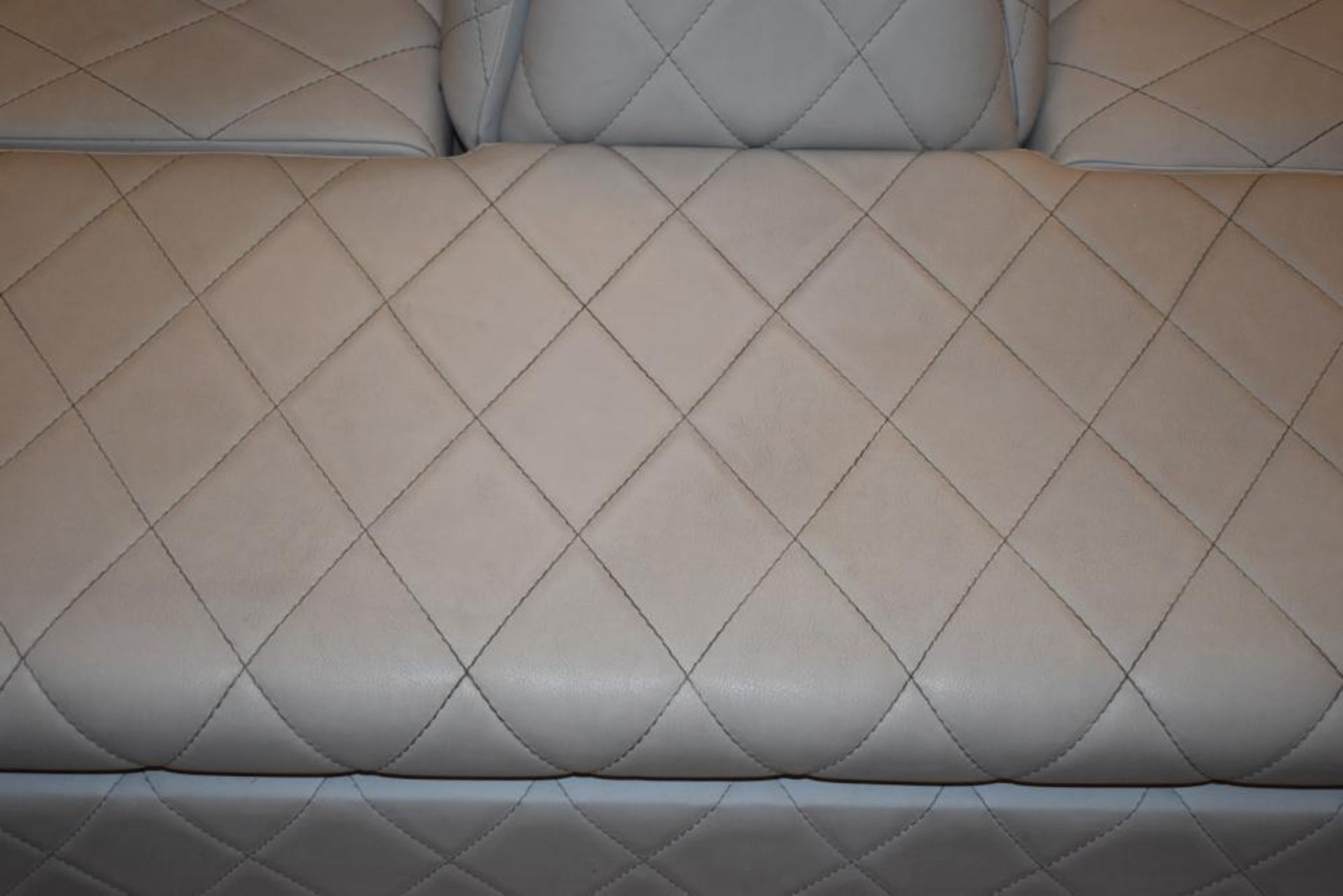 1 x Central Seating Banquette in a Contemporary Diamond Faux Grey Leather - Quality Craftsmanship - Image 3 of 7