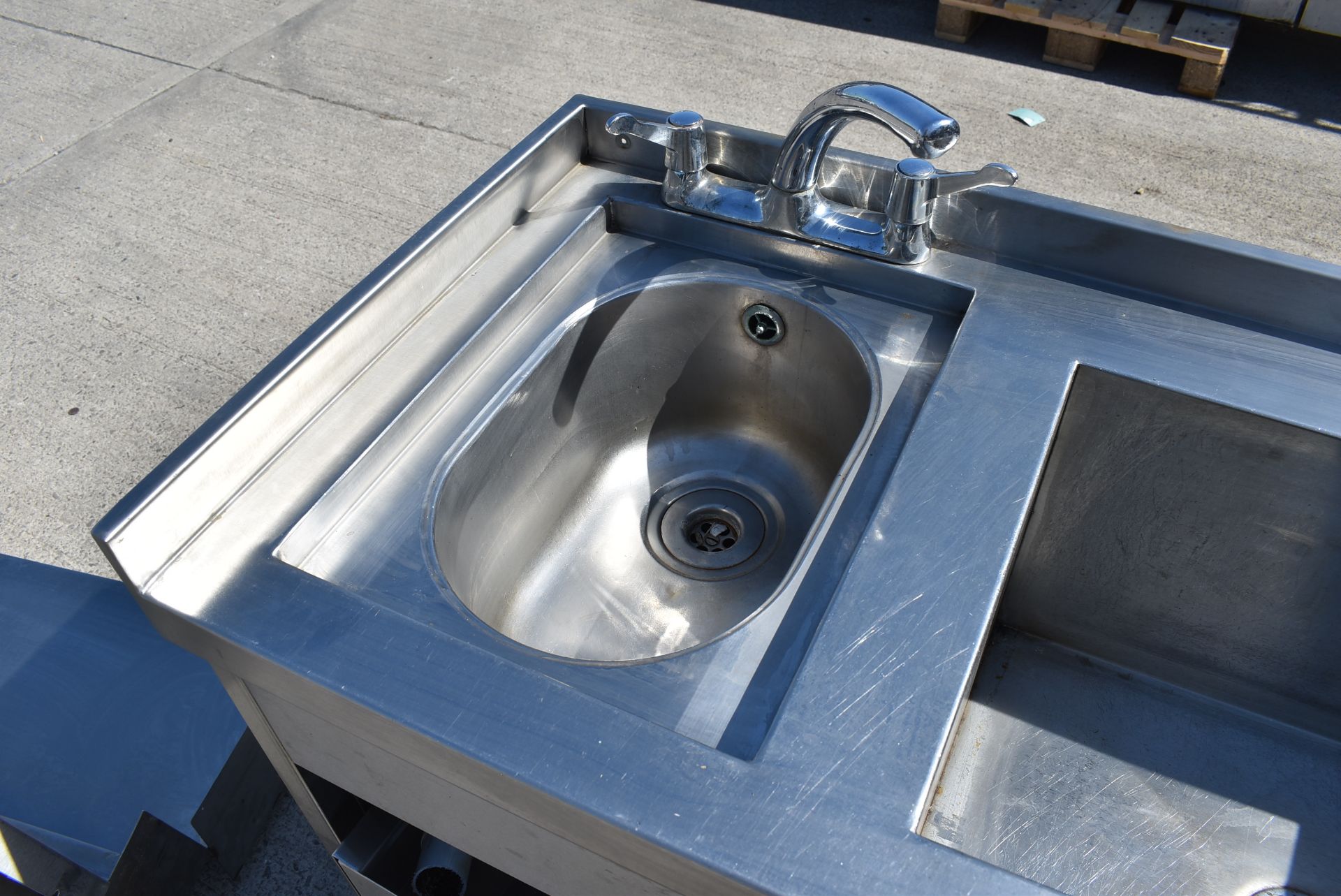 1 x Stainless Steel Wash Basin Unit For Commercial Kitchens - H87 x W117 x D53 cms - CL282 - Ref - Image 2 of 8
