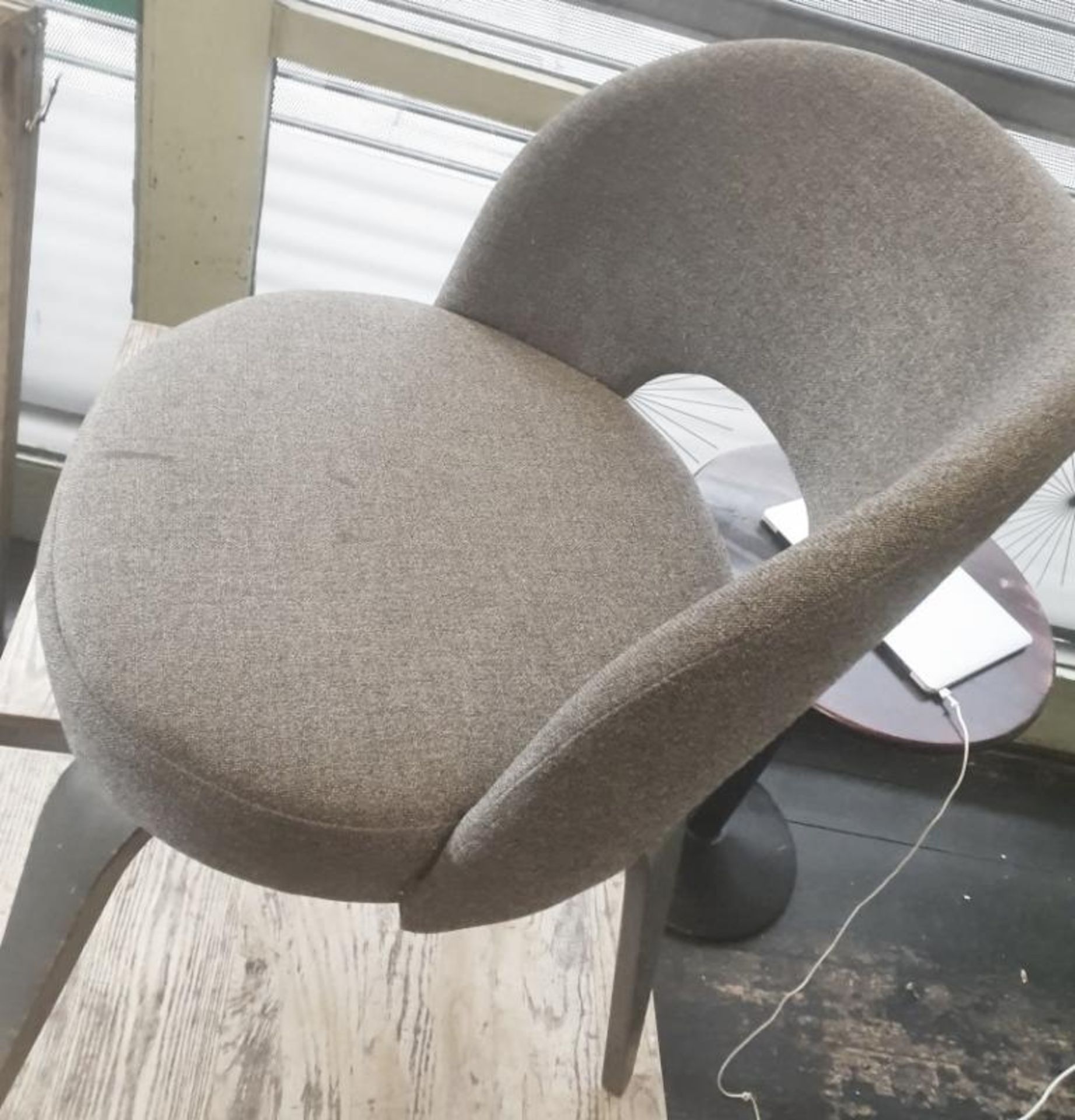 1 x Stylish Chair Upholstered In A Light Grey Fabric - Recently Taken From A Contemporary Caribbean - Bild 6 aus 6