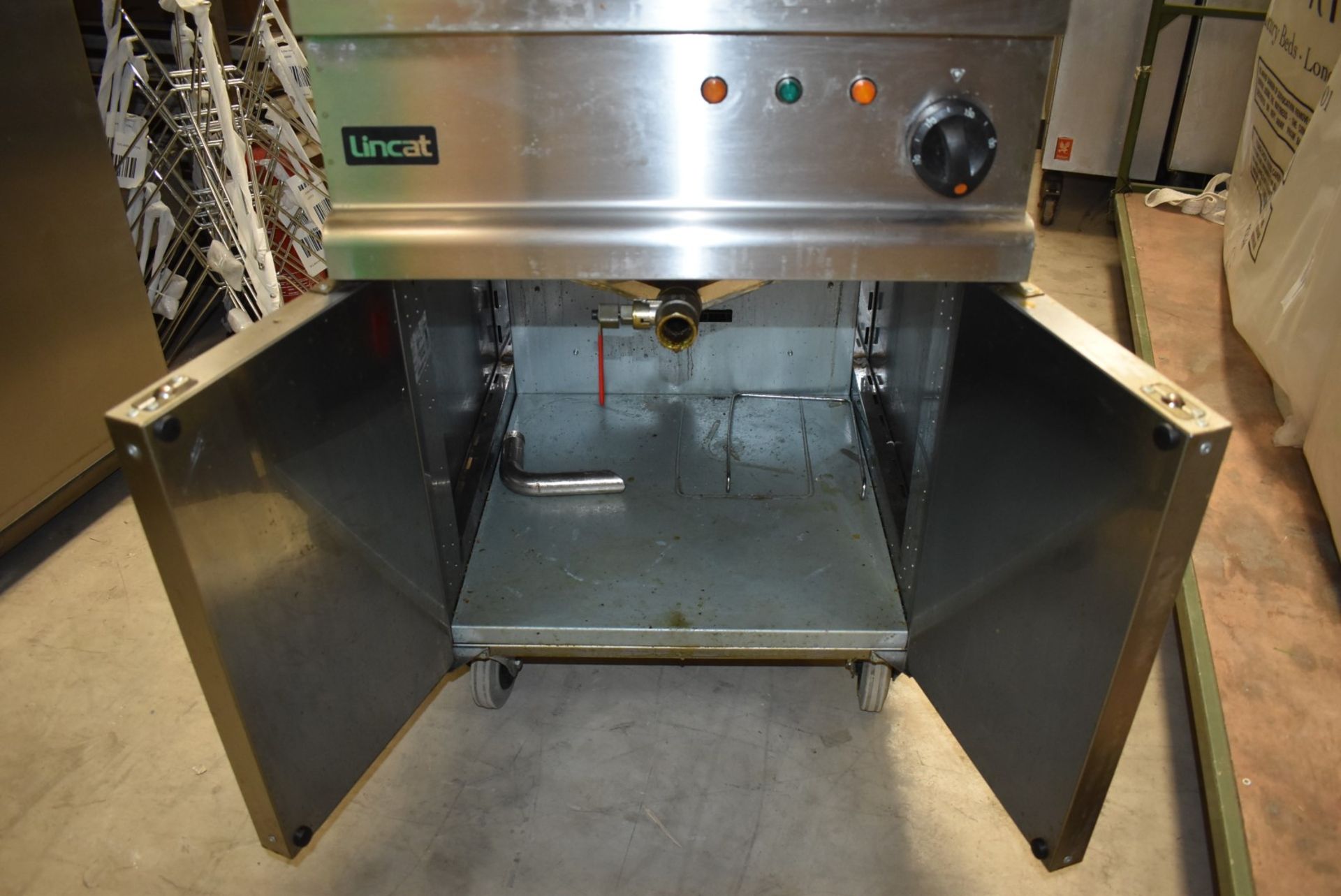 1 x Lincat Opus 700 Single Tank Commercial Fryer With Stainless Steel Finish, Lower Warming Cupboard - Image 9 of 11