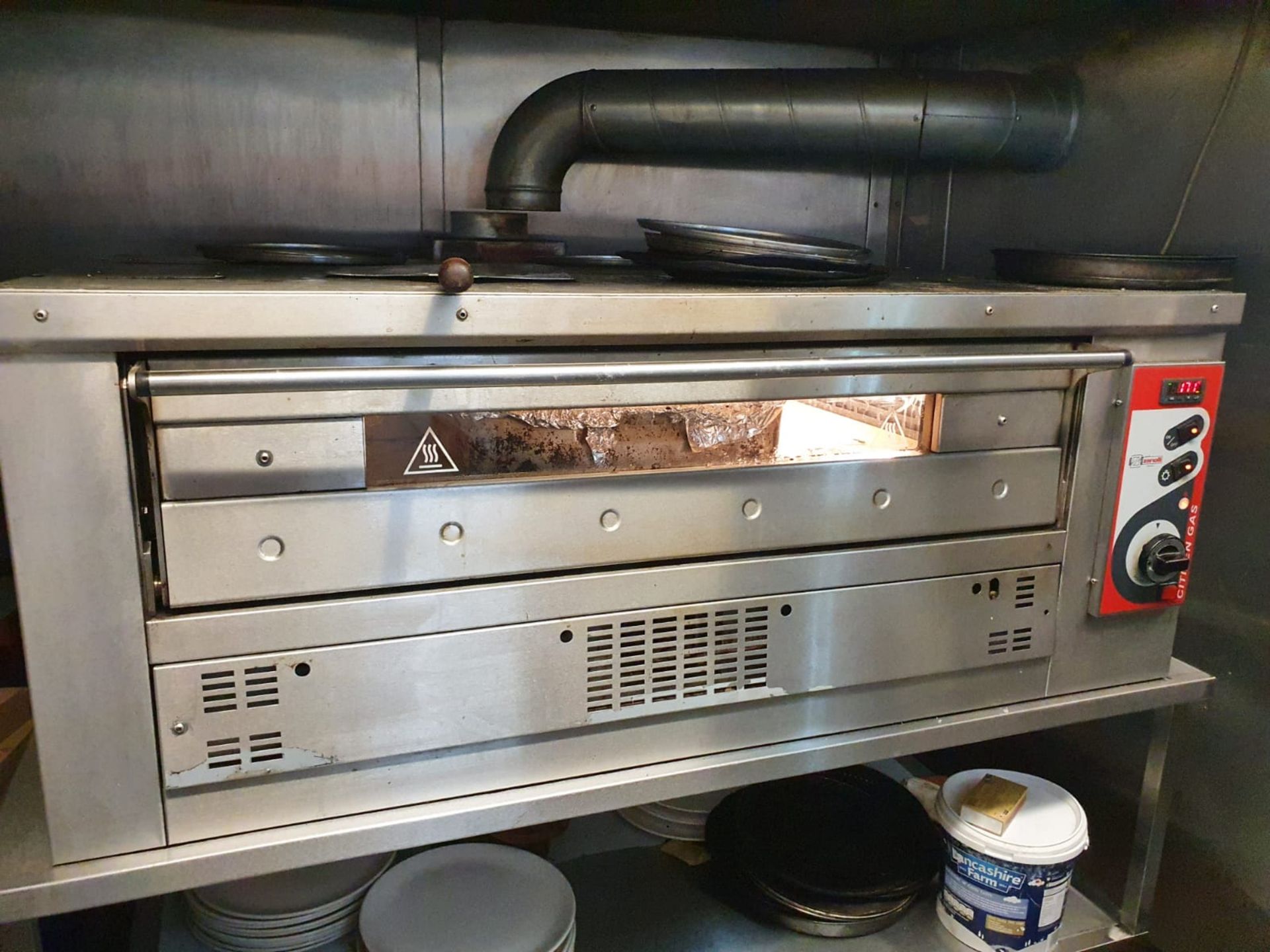 1 x Zanolli Citizen Gas Single Deck Pizza Oven - Includes Stainless Steel Stand With Undershelves, - Image 2 of 2