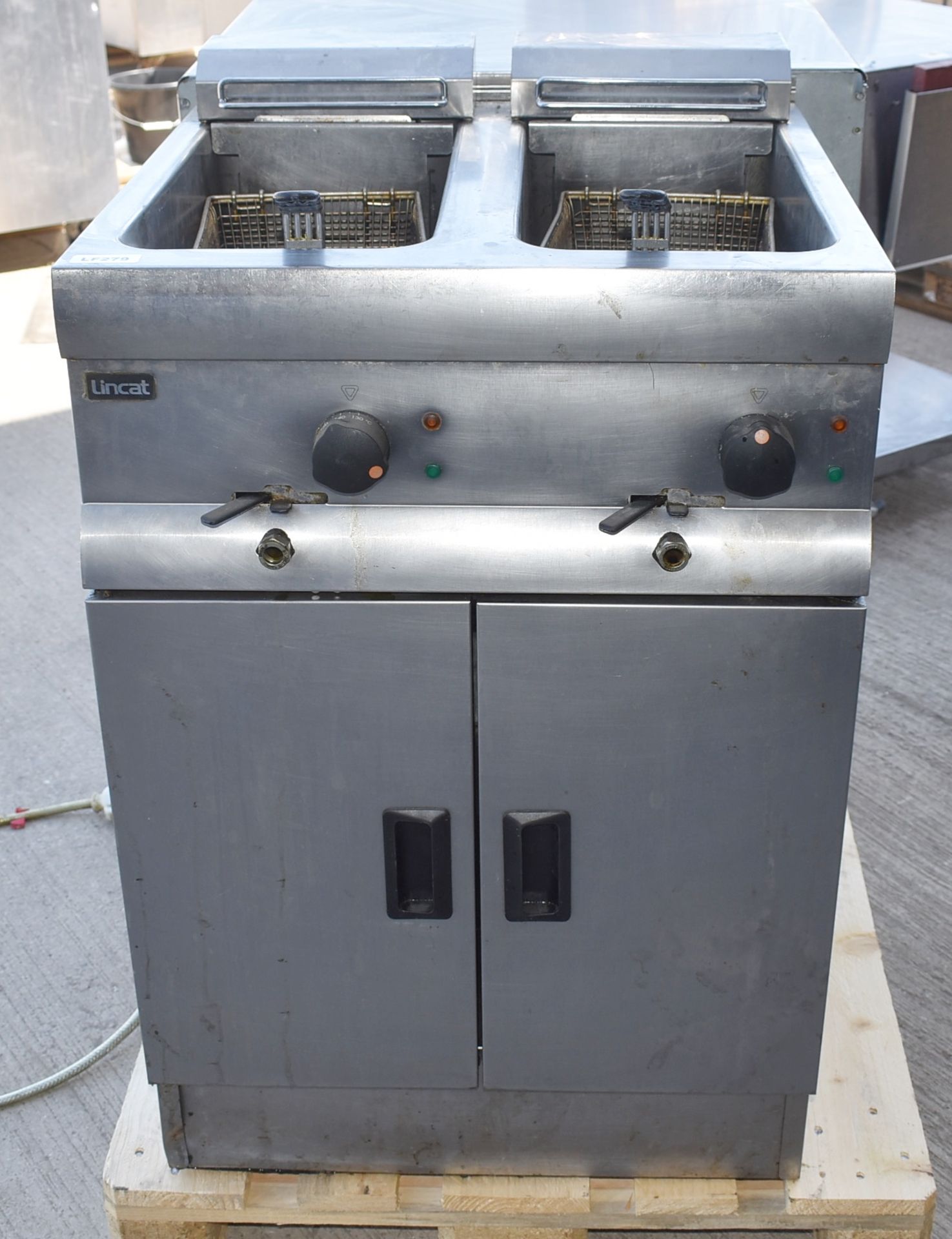 1 x Lincat Twin Basket Commercial Fryer With Stainless Steel Finish, Lower Warming Cupboard and - Image 4 of 8