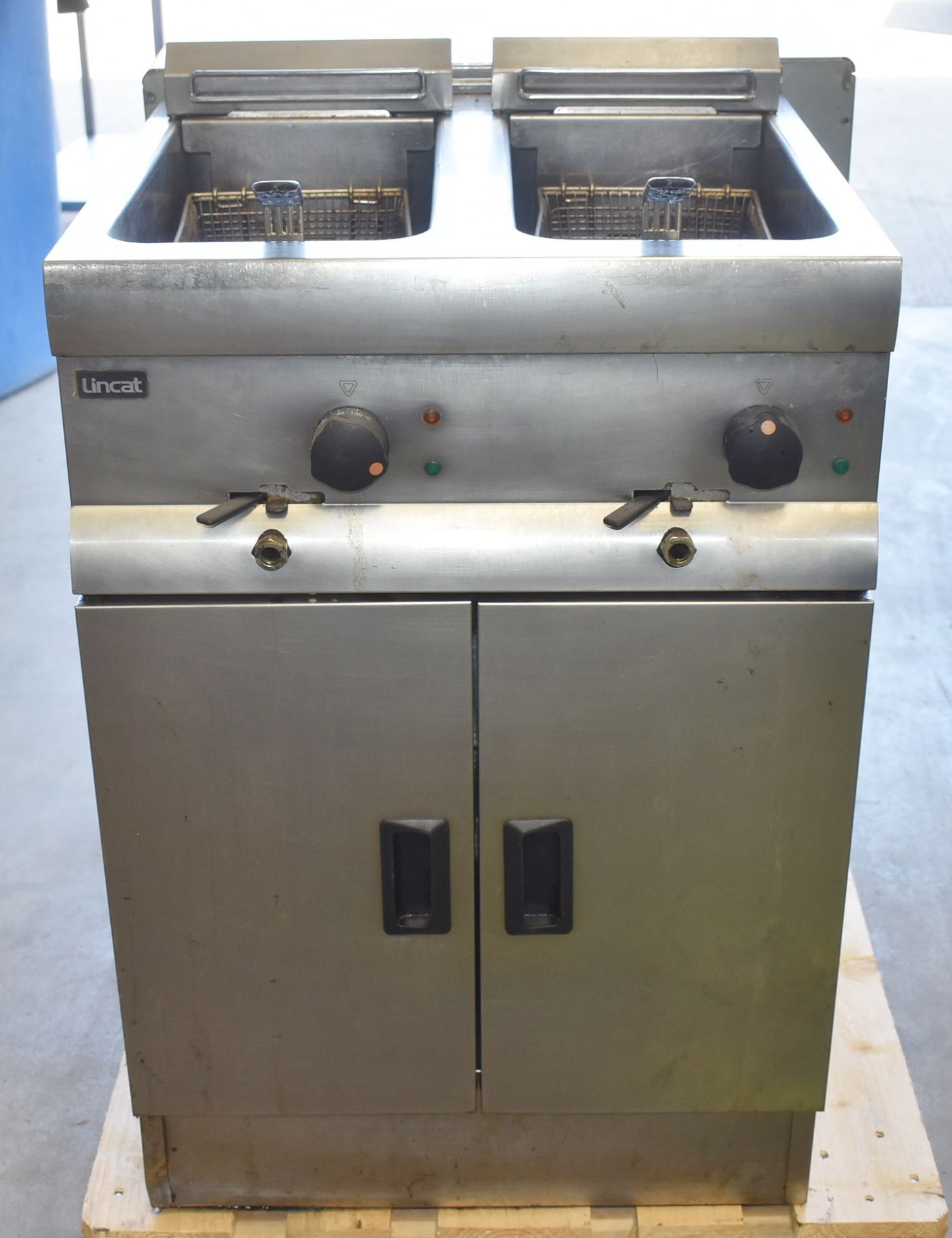 1 x Lincat Twin Basket Commercial Fryer With Stainless Steel Finish, Lower Warming Cupboard and - Image 3 of 8