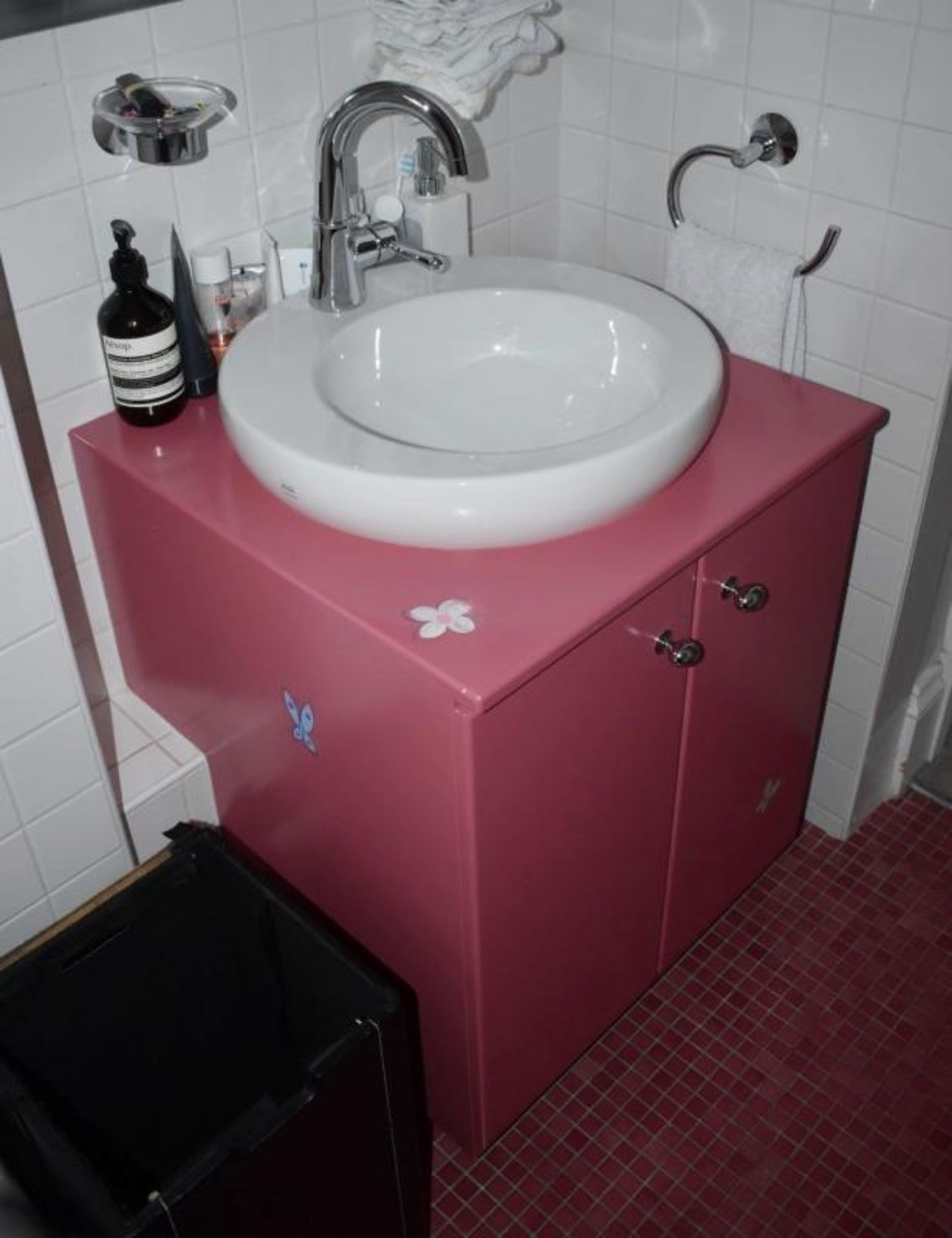 Contents Of Bathroom Inc. Bath, Toilet And Sink - Ref: ABR070 / GR - CL491 *NO VAT* Location: Hale, - Image 3 of 5