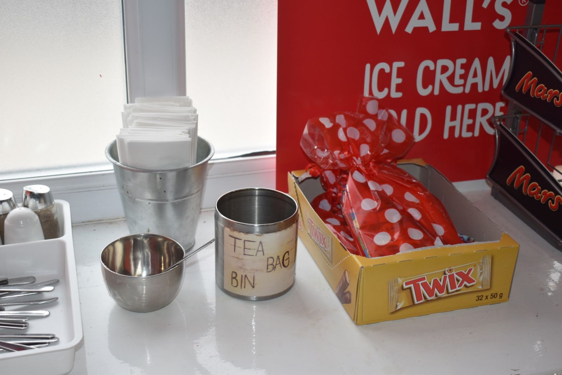 Large Assorted Collection of Restaurant Equipment Including Napkin Baskets, Glasses, Food Trays - Image 14 of 32