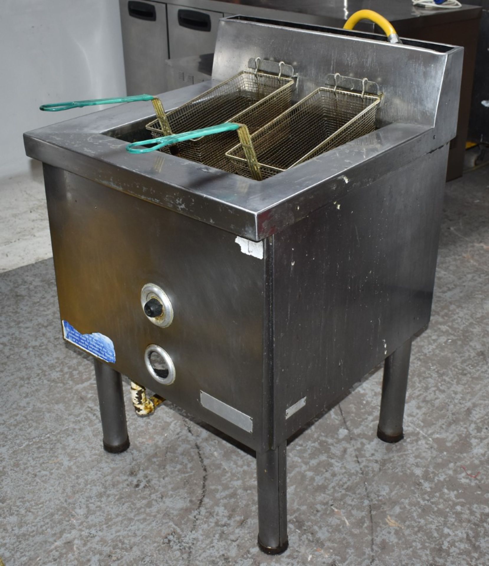 1 x Twin Basket Natural Gas Fryer With Stainless Steel Finish - H89 x W65.5 x D70 cms - CL459 - - Image 5 of 7