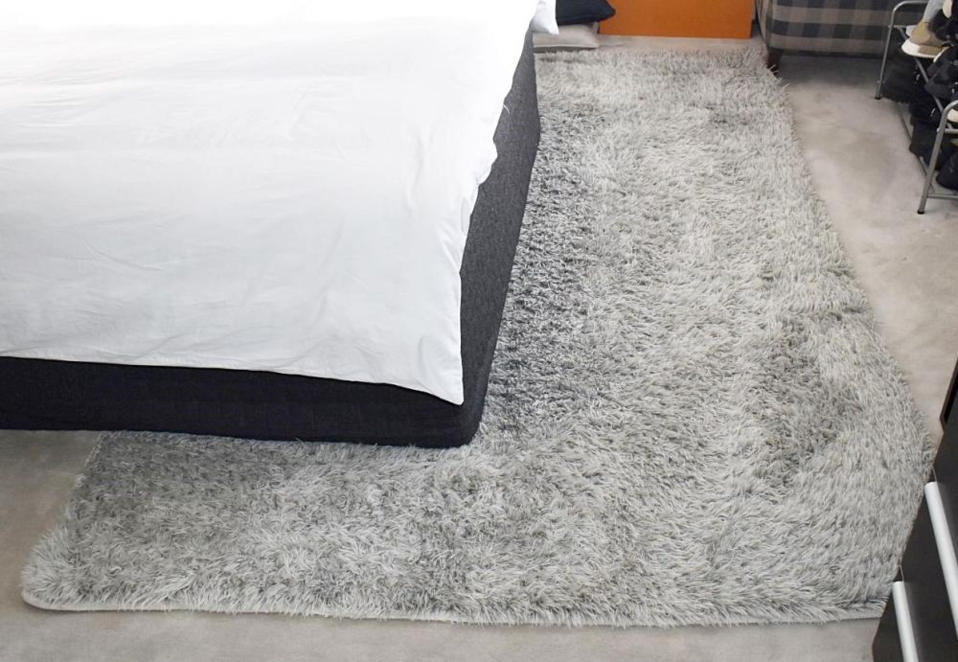 1 x High Quality Bedroom Rug In Grey - Dimensions (approx): 250 x 175cm - Ref: ABR055 / BR - CL491 *