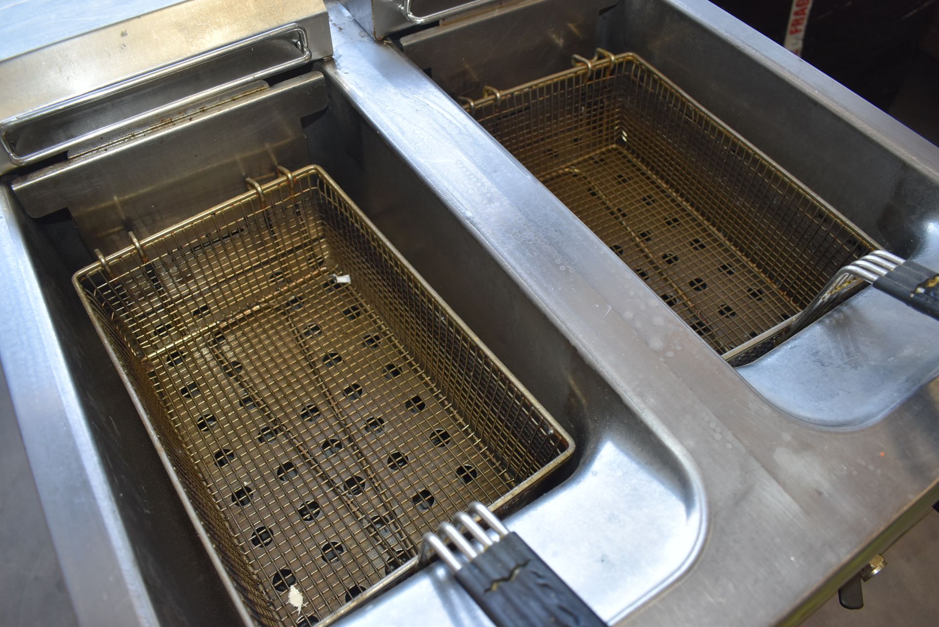 1 x Lincat Twin Basket Commercial Fryer With Stainless Steel Finish, Lower Warming Cupboard and - Image 2 of 8