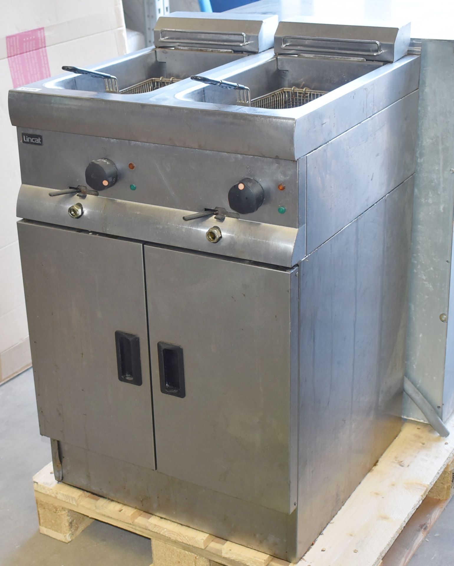 1 x Lincat Twin Basket Commercial Fryer With Stainless Steel Finish, Lower Warming Cupboard and