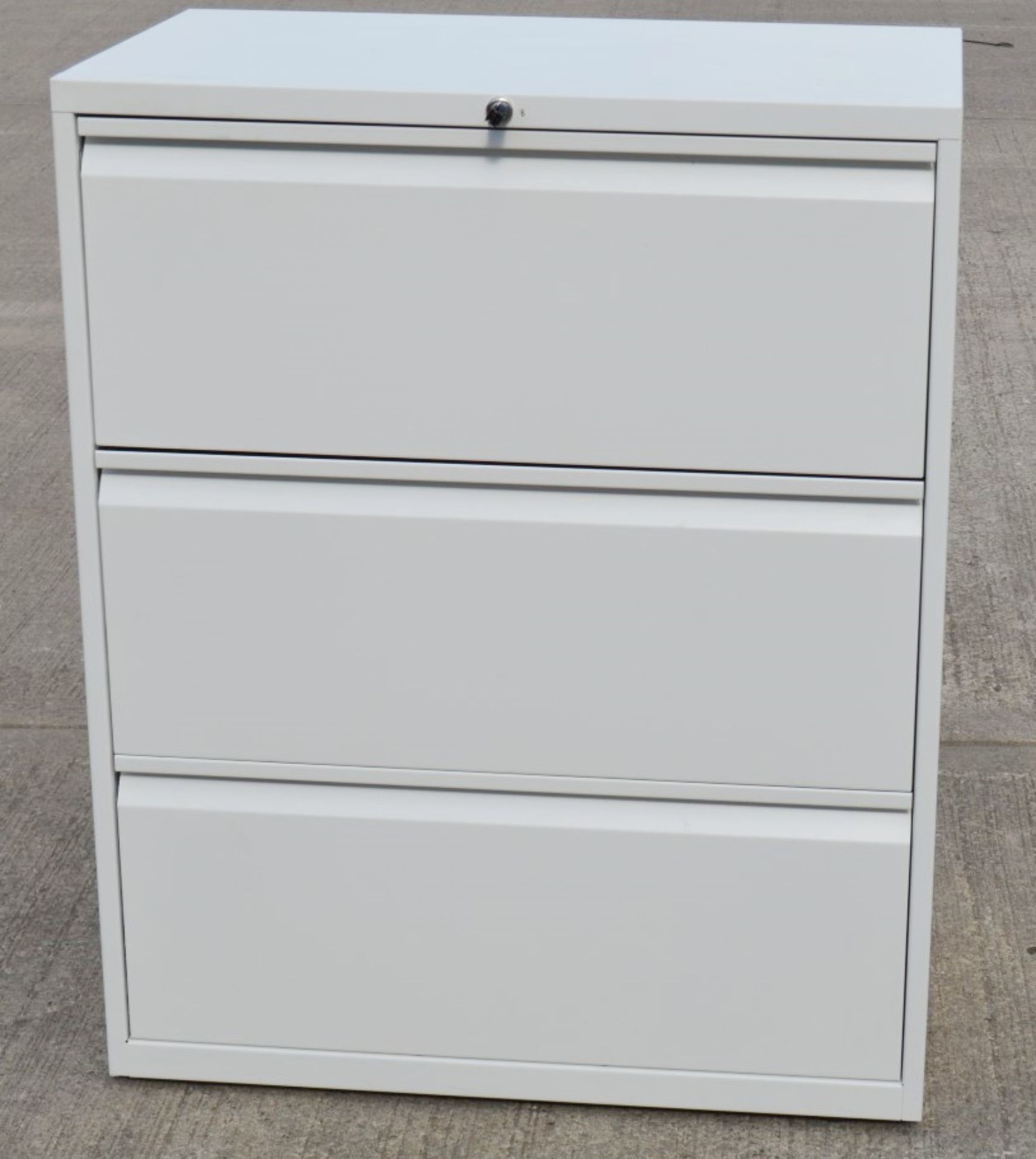 Pair Of 3-Door Metal Office Filing Cabinets In A Light Grey With Keys - Dimensions: W80x47xH100cm - Image 2 of 4