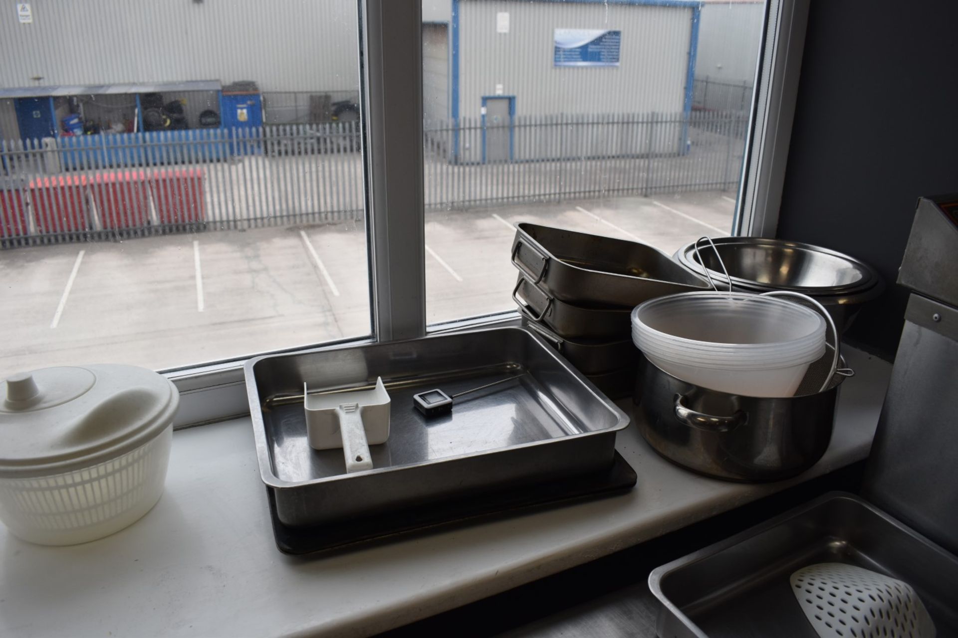 Large Assorted Collection of Restaurant Equipment Including Napkin Baskets, Glasses, Food Trays - Image 27 of 32