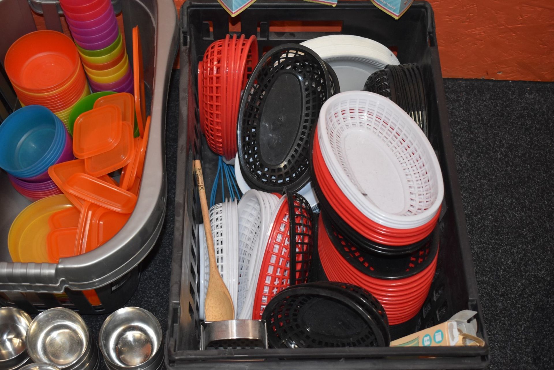 1 x Assorted Job Lot of Cafe Accessories Including Plastic Serving Baskets, Stainless Steel Bowls - Image 4 of 8