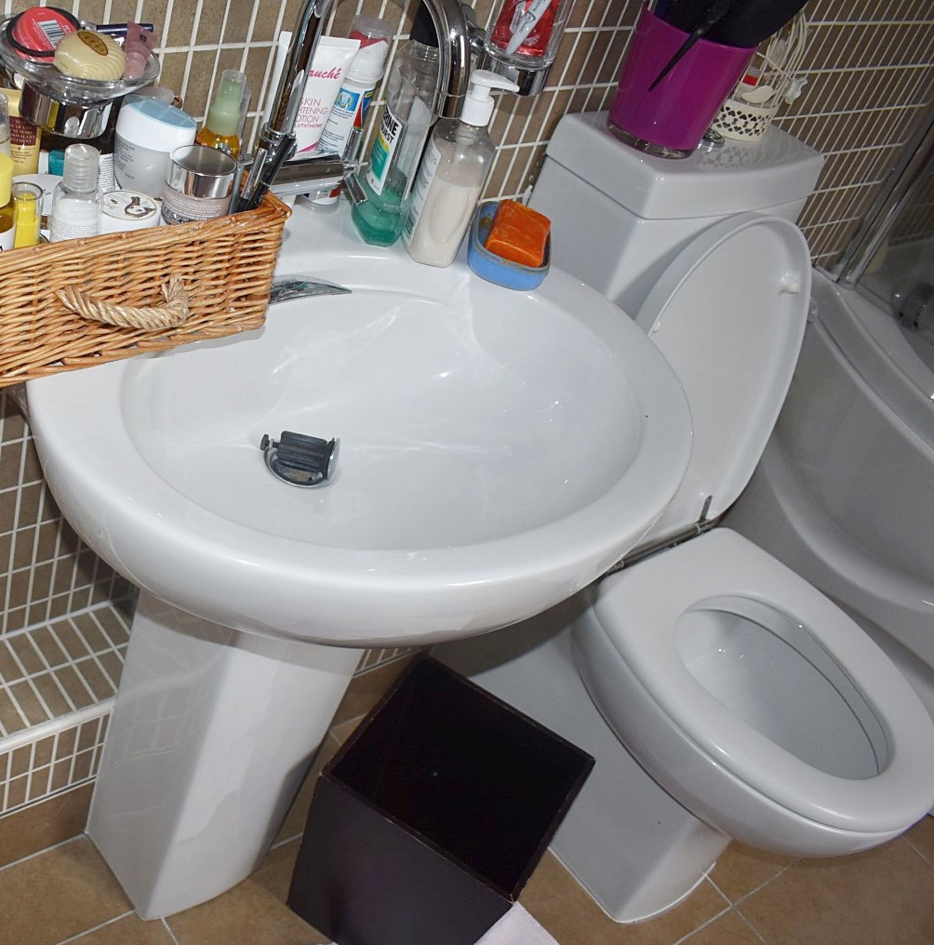 7-Piece Contents Of Bathroom - Includes Jacuzzi Branded Bath, Toilet And Basin, Grohe Riser & More - Bild 5 aus 16