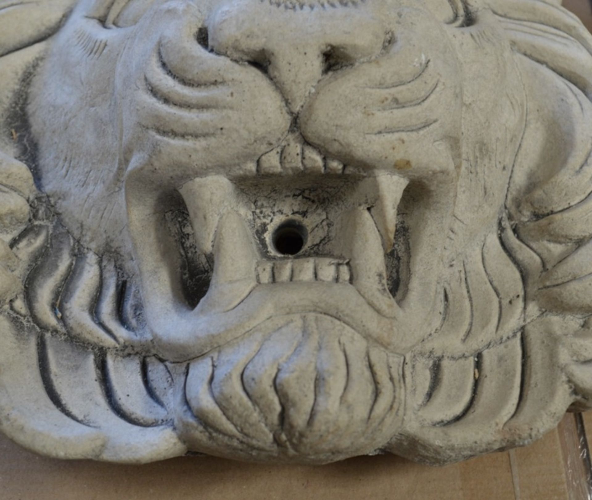 A Pair Of Ornamental Plaster Lion / Gargoyle Water Spouts - Dimensions: W25 x H25 x D10cm - Used, In - Image 3 of 4