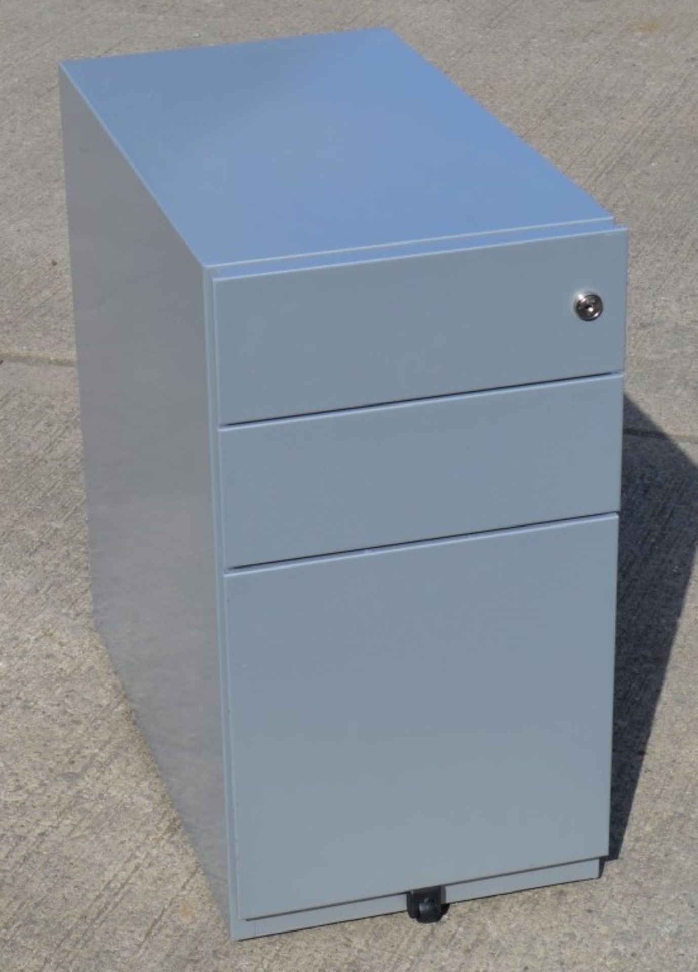 1 x Kinnarps Branded Corner Office Desk With Additional Interlocking End Section And Pedestal Drawer - Image 4 of 7