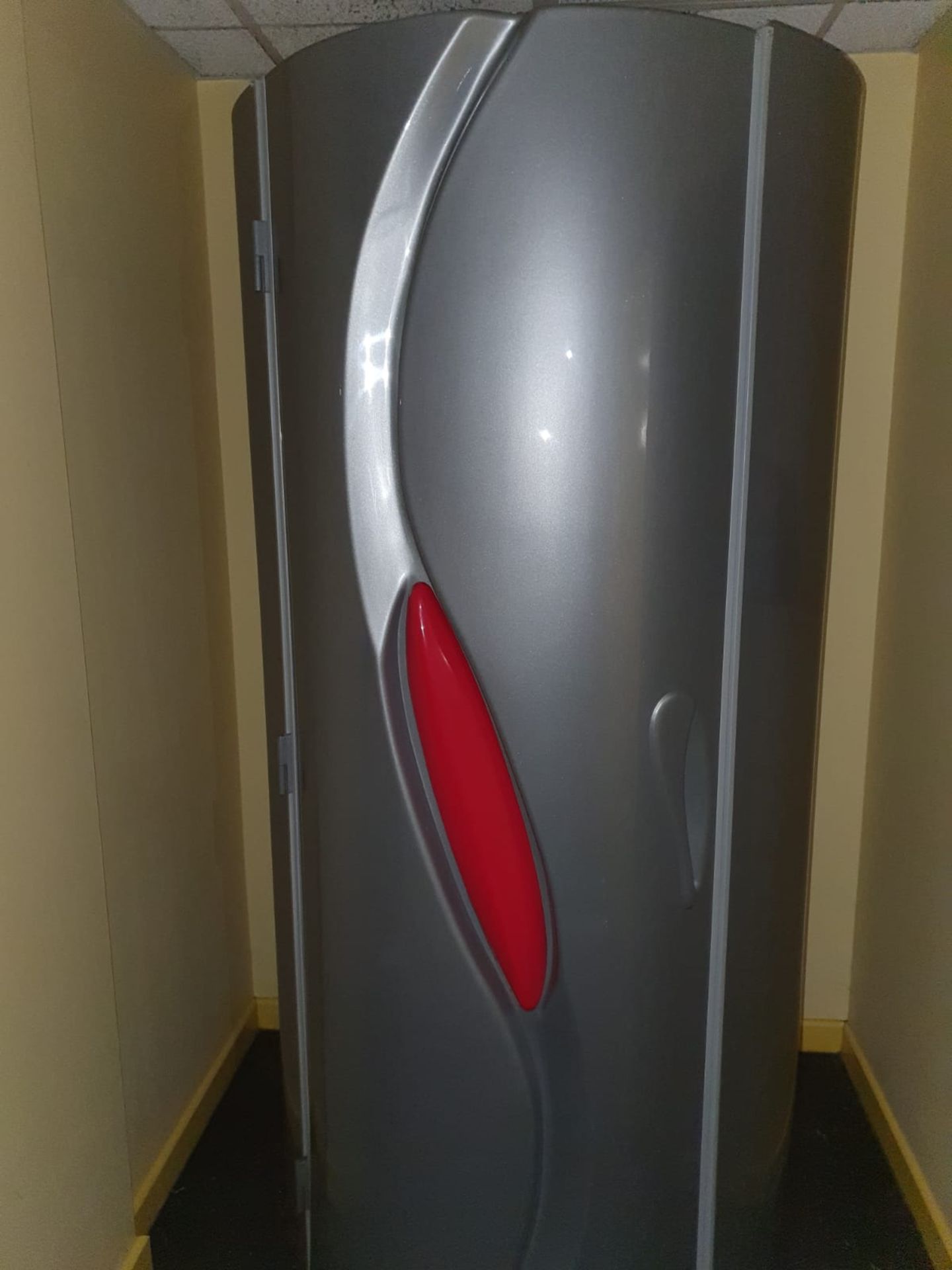 1 x Vertical Tanning Unit Sunbed With Token Meter - Modern Silver Finish - Approx Dimensions 270 x - Image 4 of 13