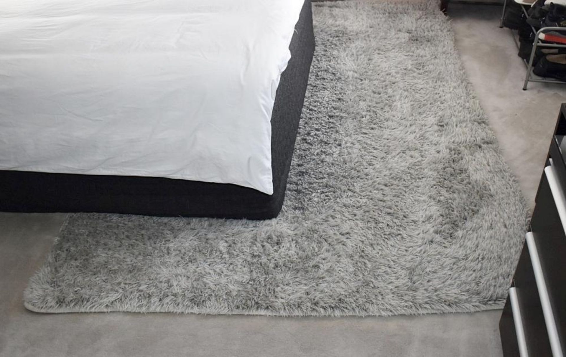 1 x High Quality Bedroom Rug In Grey - Dimensions (approx): 250 x 175cm - Ref: ABR073 / OBR - CL491 - Image 3 of 3