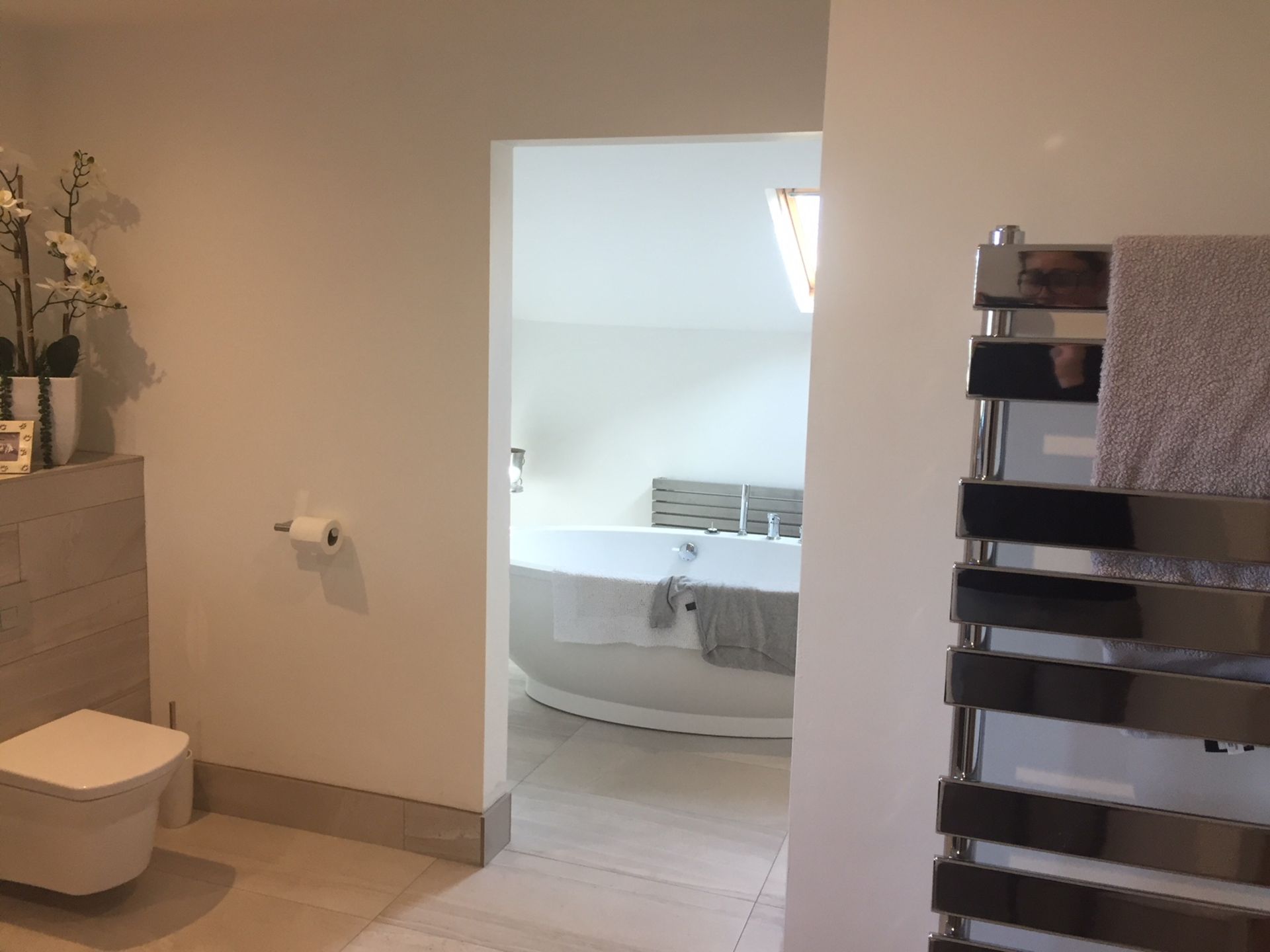 Luxurious Bathroom Suite including Jetted Bath, Shower Unit, Sink Unit with Mirror, Toilet and - Image 8 of 10