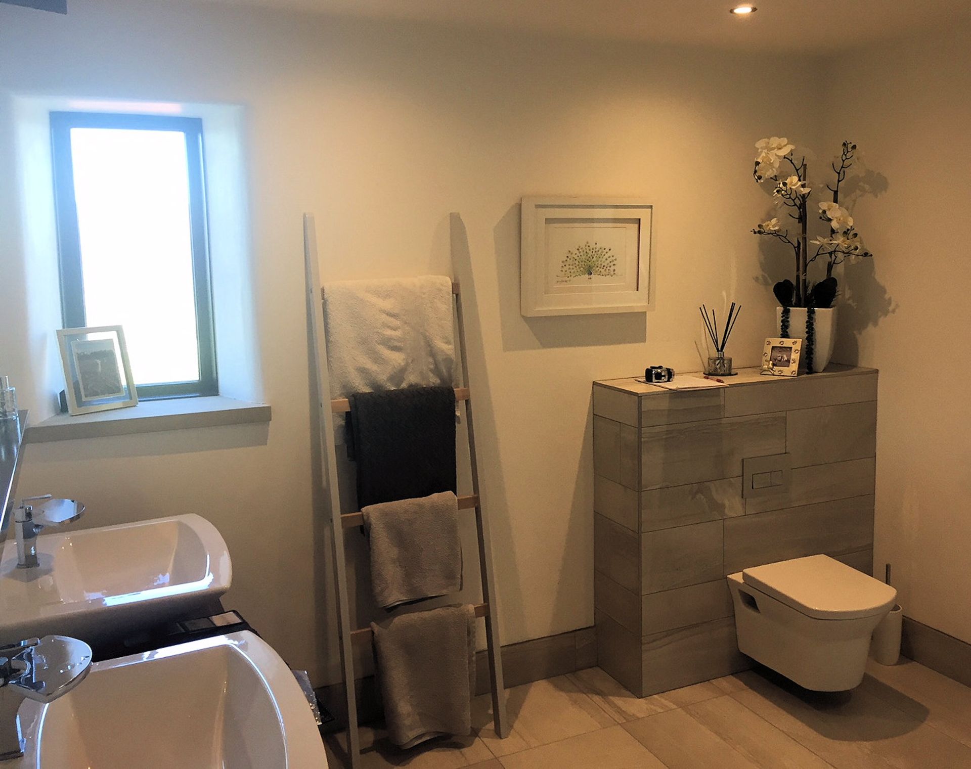 Luxurious Bathroom Suite including Jetted Bath, Shower Unit, Sink Unit with Mirror, Toilet and - Image 3 of 10