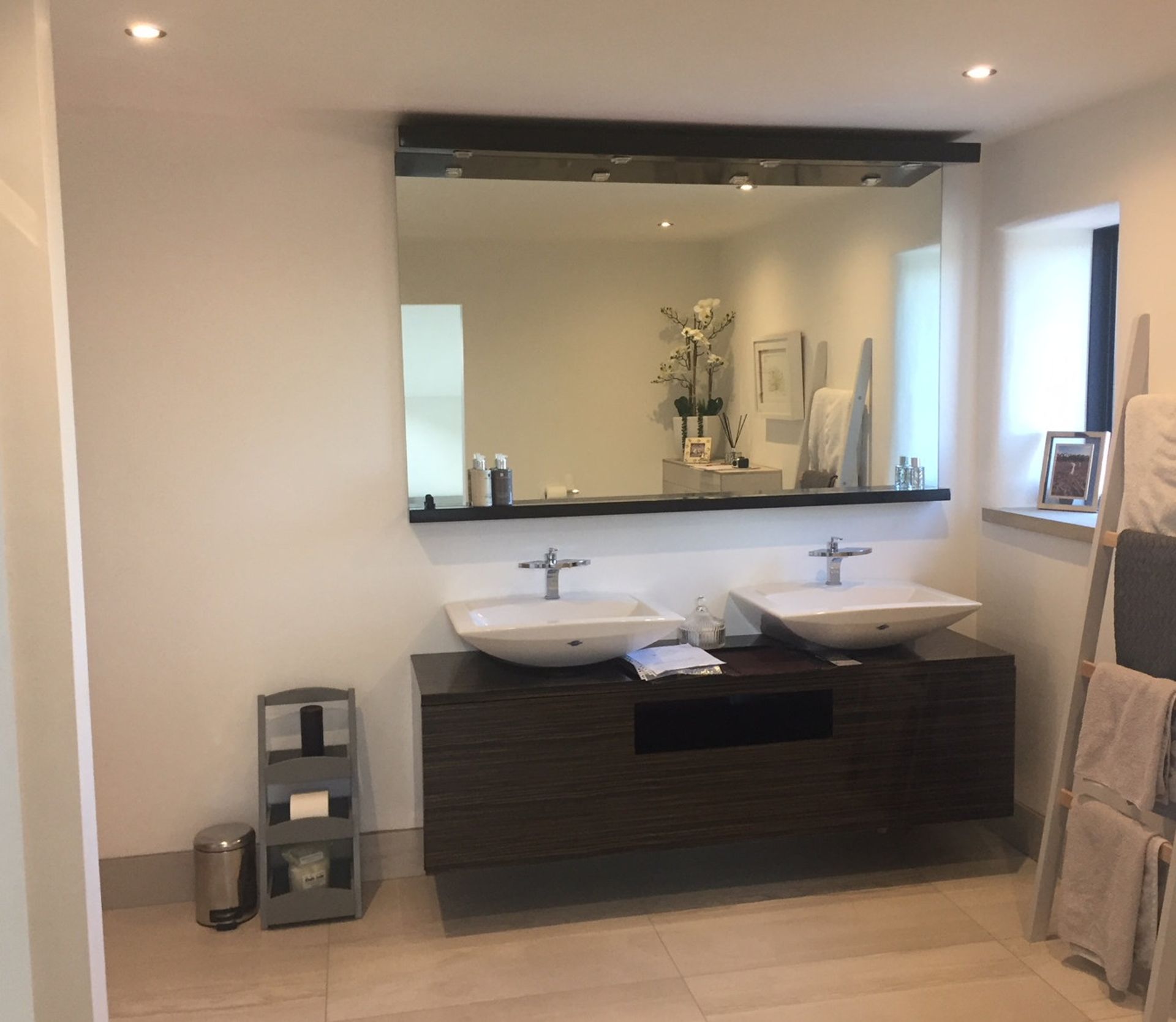 Luxurious Bathroom Suite including Jetted Bath, Shower Unit, Sink Unit with Mirror, Toilet and - Image 5 of 10