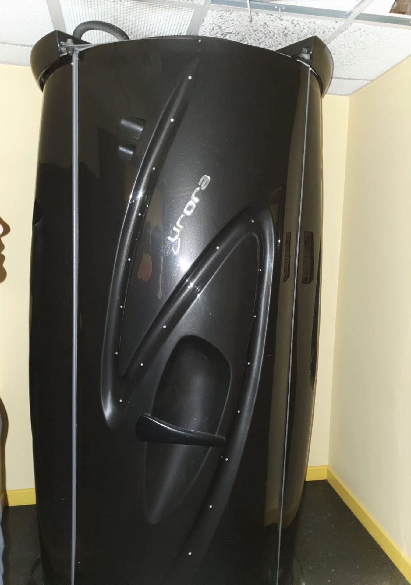1 x Sunquest Aurora Vertical Tanning Unit Sunbed With Token Meter - Approx Dimensions 270 x 110 x