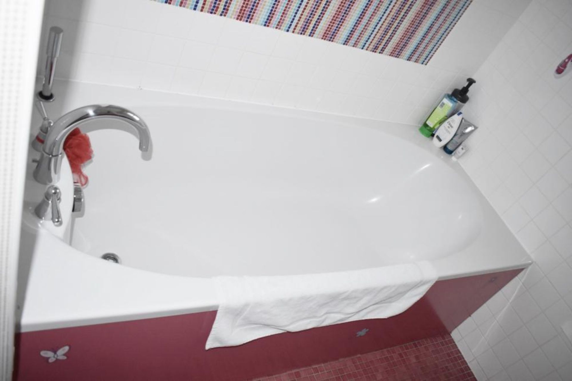 Contents Of Bathroom Inc. Bath, Toilet And Sink - Ref: ABR070 / GR - CL491 *NO VAT* Location: Hale,