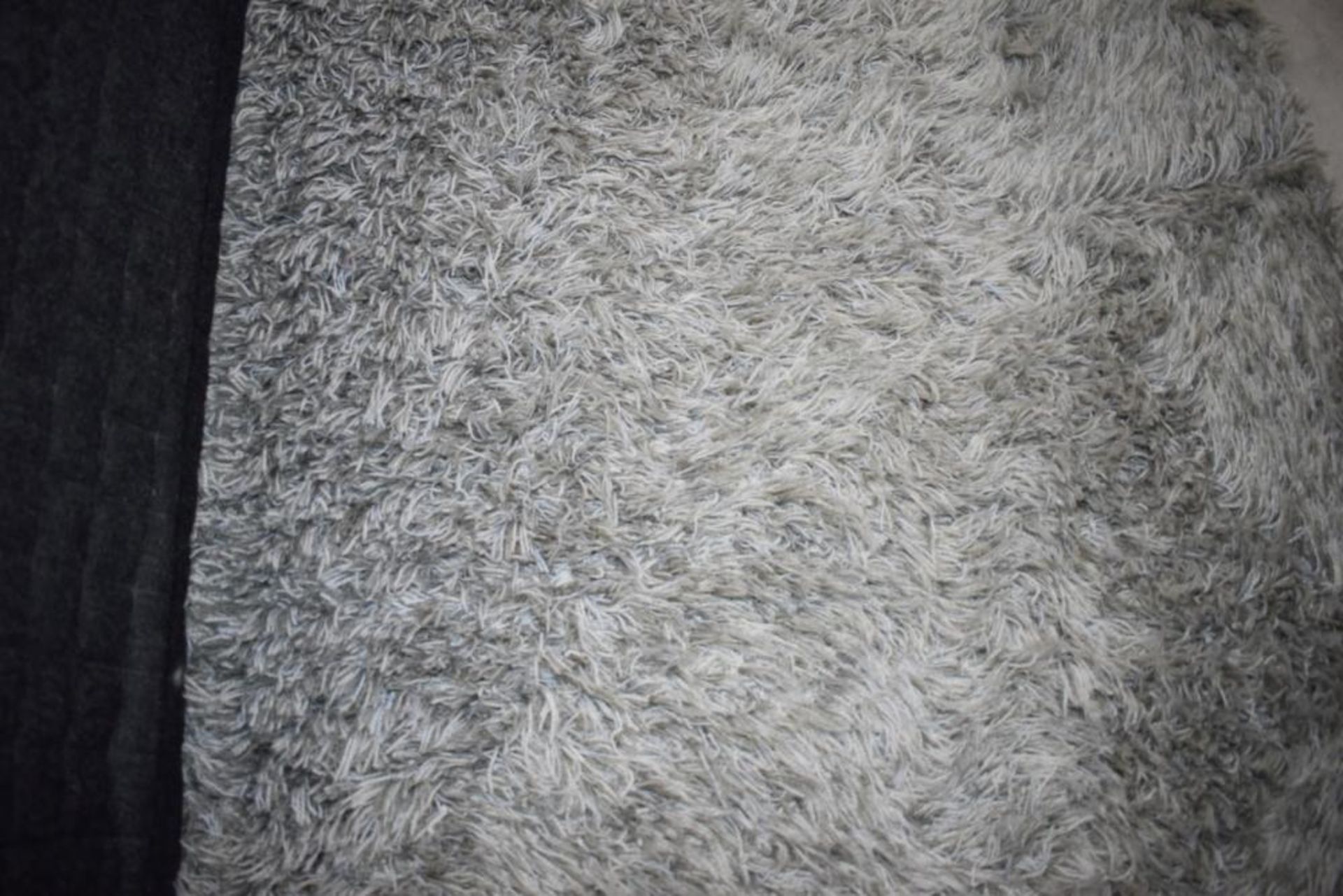 1 x High Quality Bedroom Rug In Grey - Dimensions (approx): 250 x 175cm - Ref: ABR055 / BR - CL491 * - Image 2 of 3
