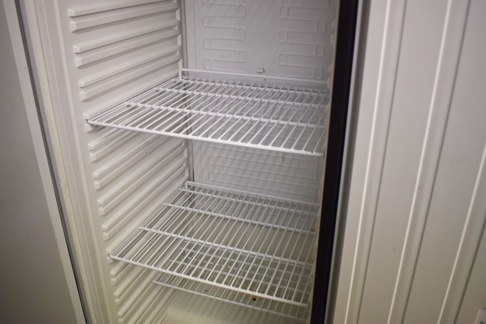 1 x Polar Upright Commercial Refrigerator - Model CD612 - H185 x W60 x D60 cms - Ref WW300 - CL520 - - Image 4 of 5