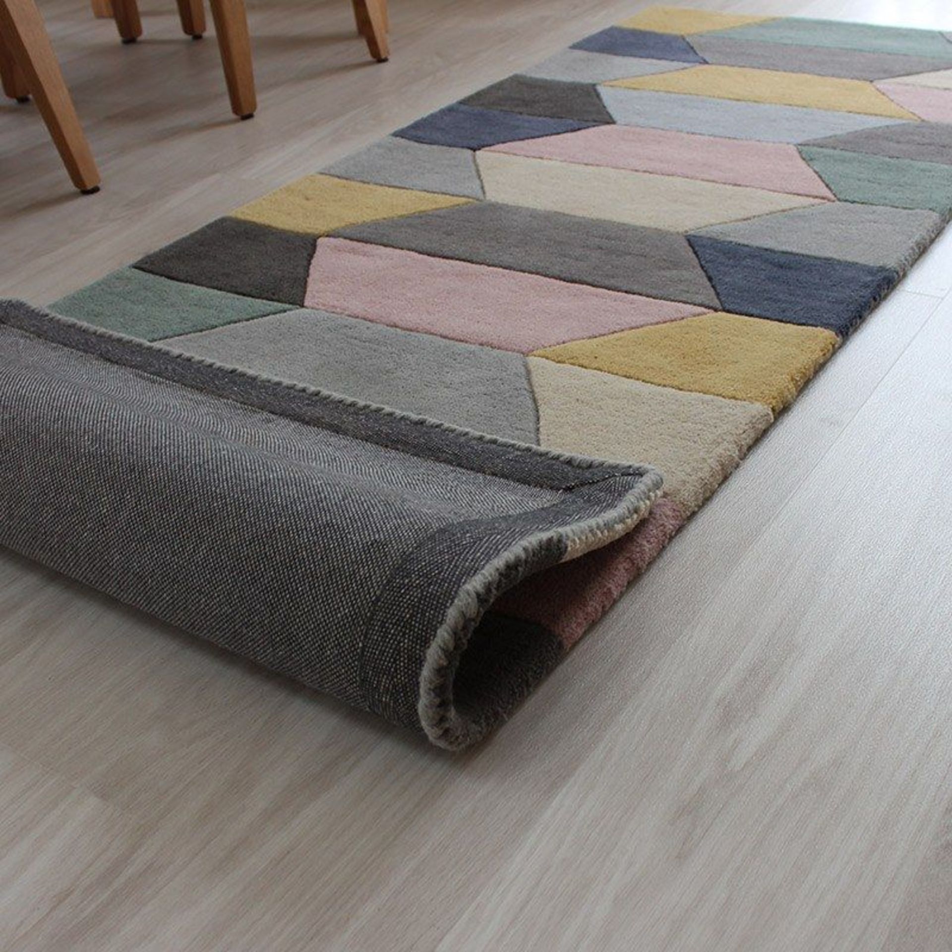 1 x 100% New Zealand Wool - Handmade In India - Dimensions: 70 x 200cm - Brand New - RRP £229.00 - Image 3 of 4