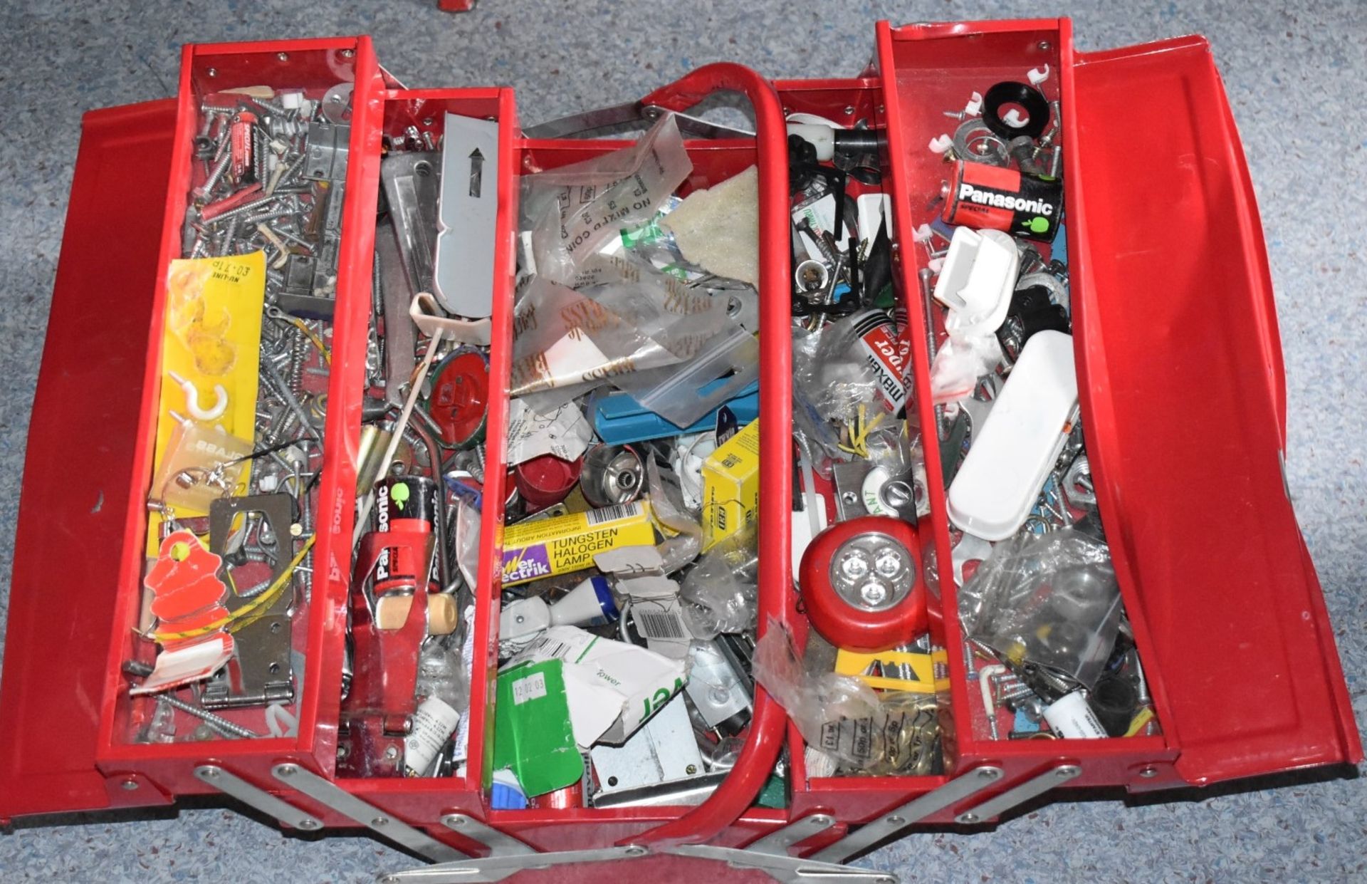 1 x Toolbox With Contents - Ref WW338 - CL520 - Location: London W10 More pictures, information