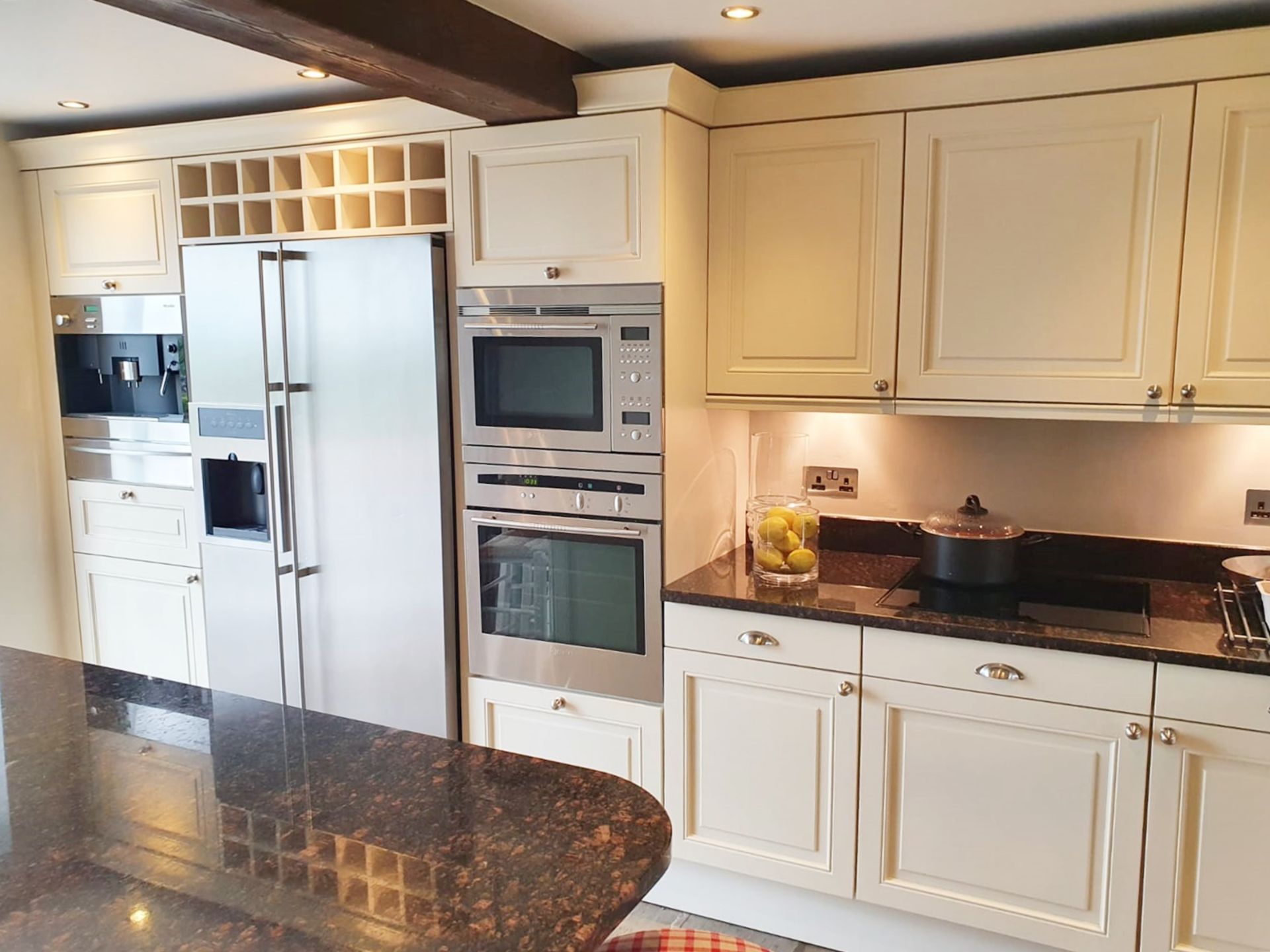 1 x Siematic Ivory Kitchen With Centre Island, Granite Worktops and Miele & Neff Appliance! NO VAT!