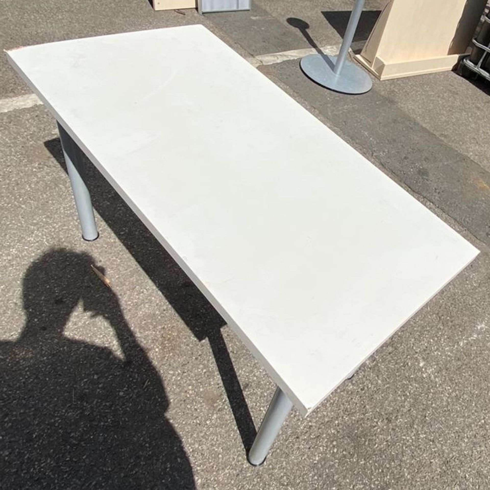 1 x Medium sized White table - MC729 - Location: Altrincham WA14 - CL534 - - Bild 3 aus 3