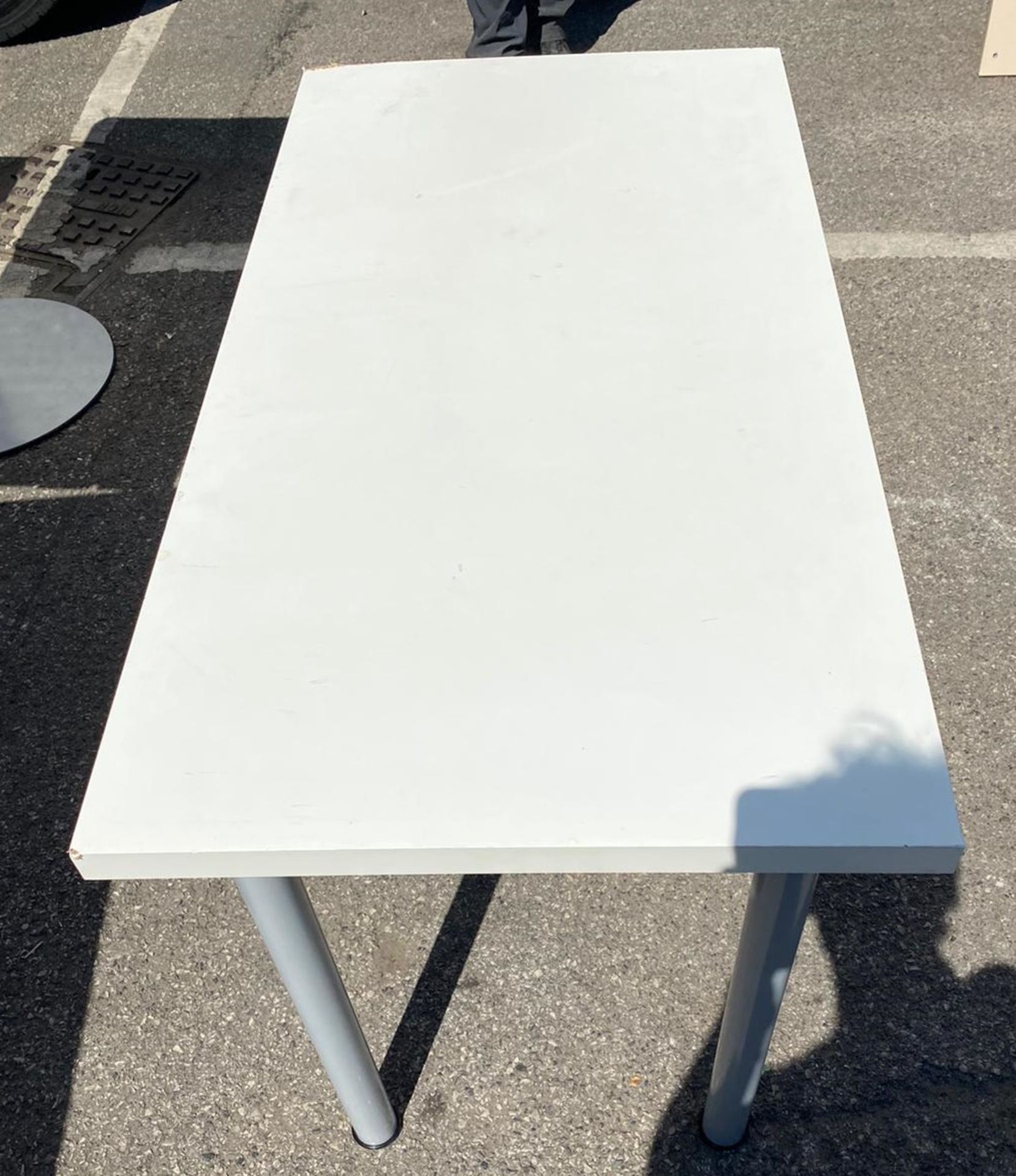 1 x Medium sized White table - MC729 - Location: Altrincham WA14 - CL534 - - Bild 2 aus 3