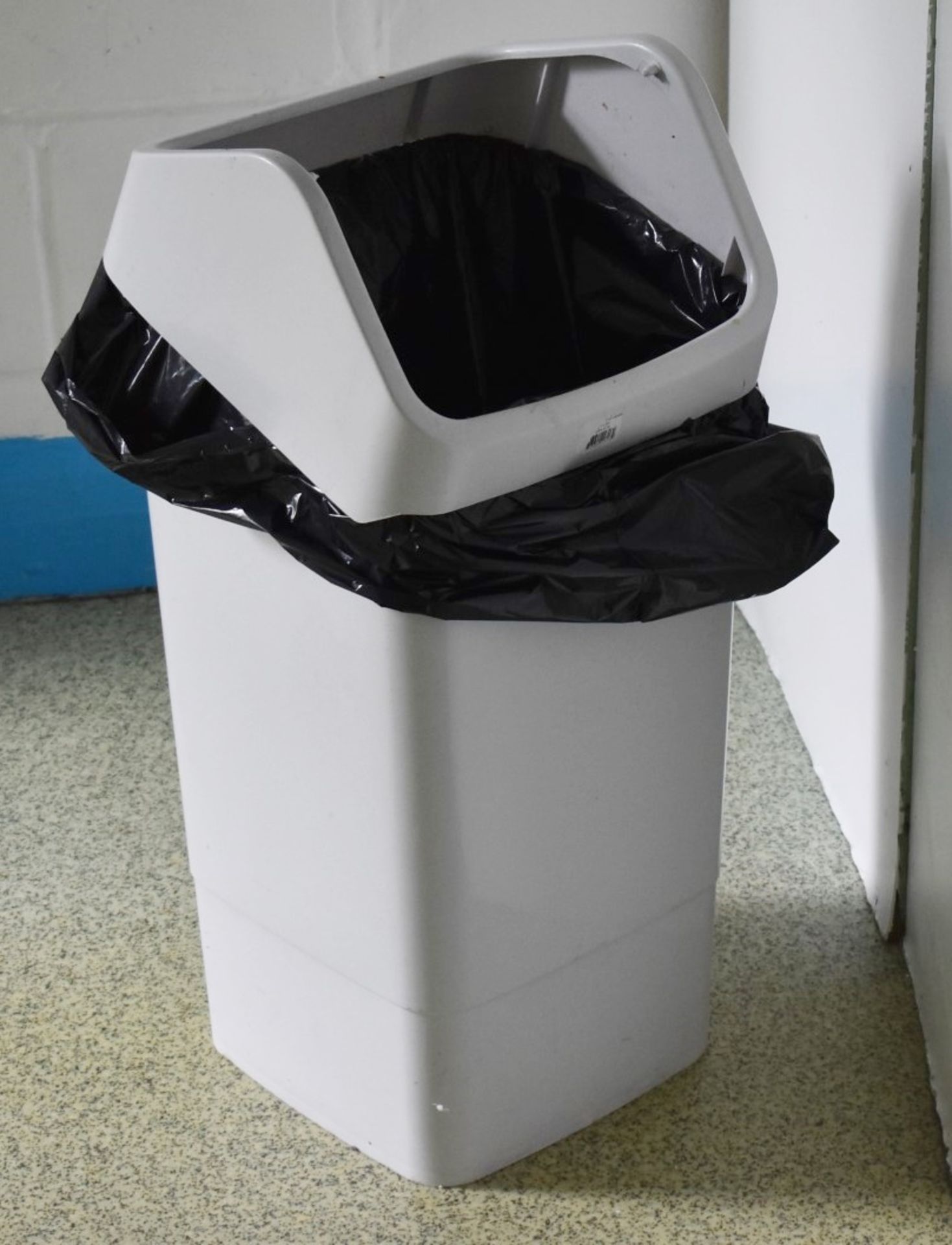 10 x Various Sizes Waste Bins For Indoor and Outdoor Use - Includes Novelty Pencil Outdoor Bin - Ref - Image 3 of 4