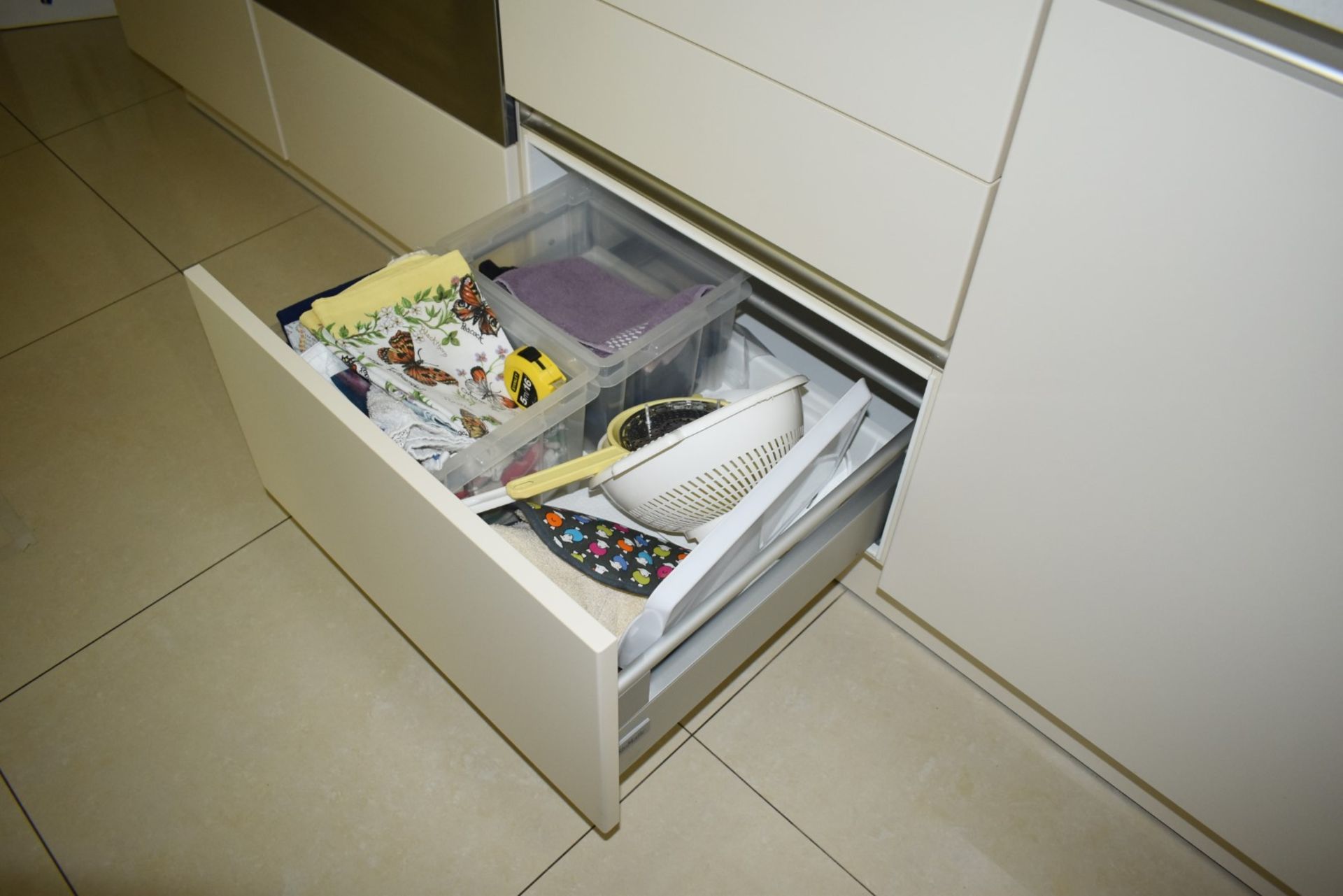 1 x Contemporary SieMatic Fitted Kitchen With Corian Work Surfaces and Integrated Appliances - Image 66 of 70