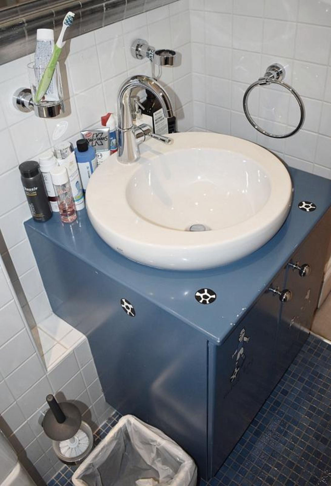 1 x Bathroom Suite - Includes: Wall Hung Toilet, Shower With Door - Sink Basin + 2-Door Vanity Unit - Image 4 of 7