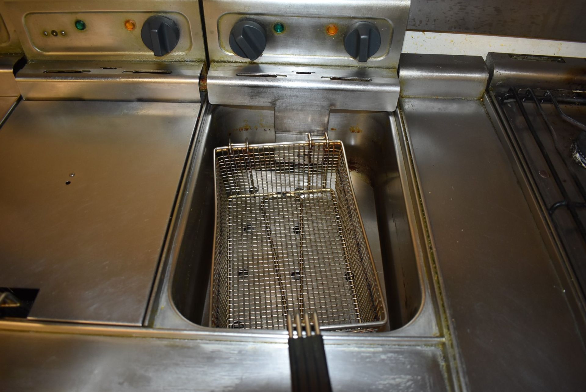 1 x Commercial Cooking Station Comprising of Two Ring Burner and Two Twin Basket Fryers - H91 x W165 - Image 5 of 10