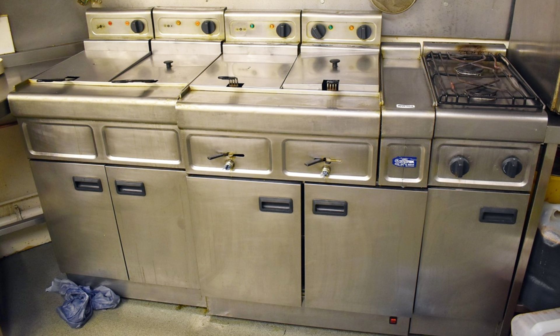 1 x Commercial Cooking Station Comprising of Two Ring Burner and Two Twin Basket Fryers - H91 x W165