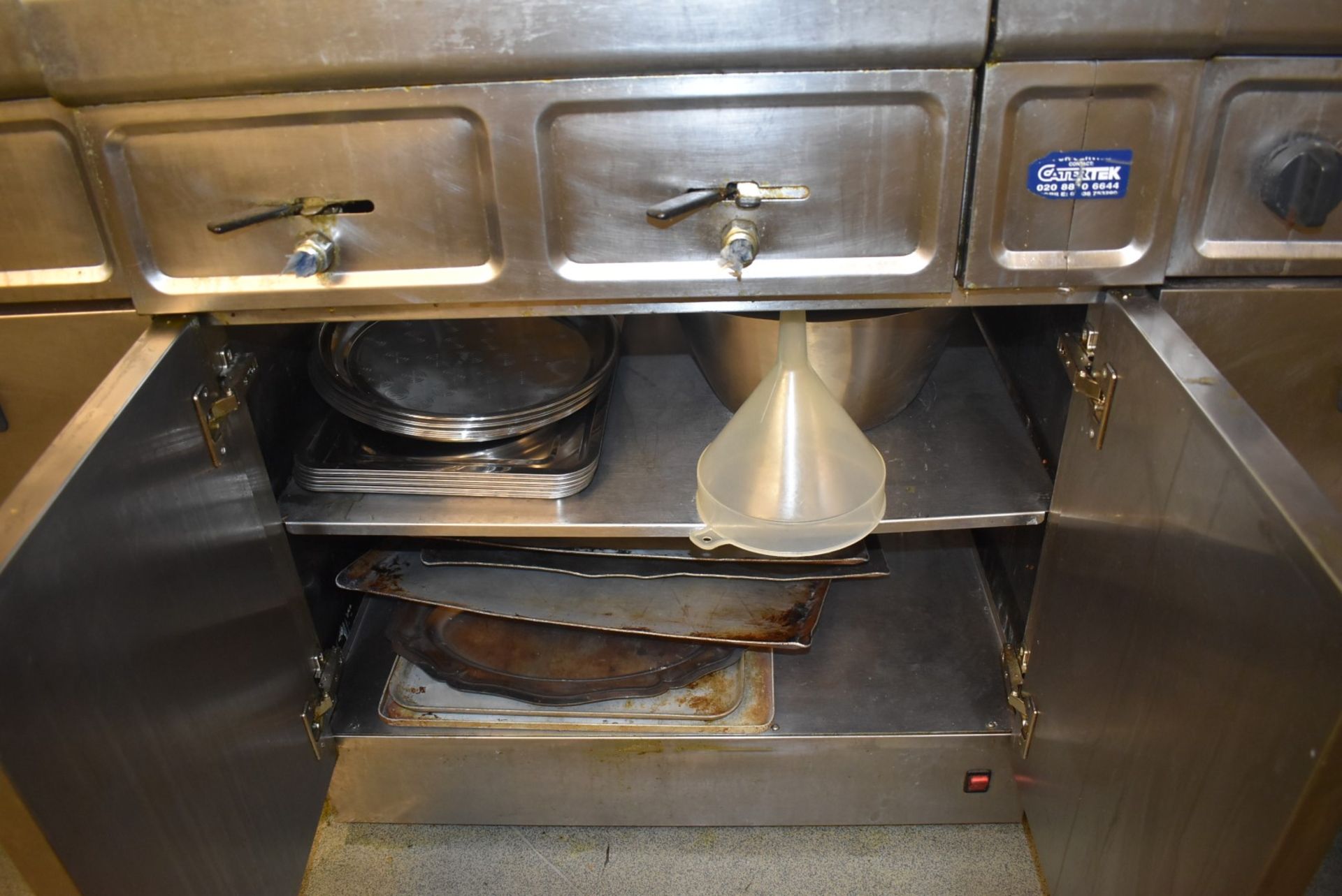 1 x Commercial Cooking Station Comprising of Two Ring Burner and Two Twin Basket Fryers - H91 x W165 - Image 9 of 10
